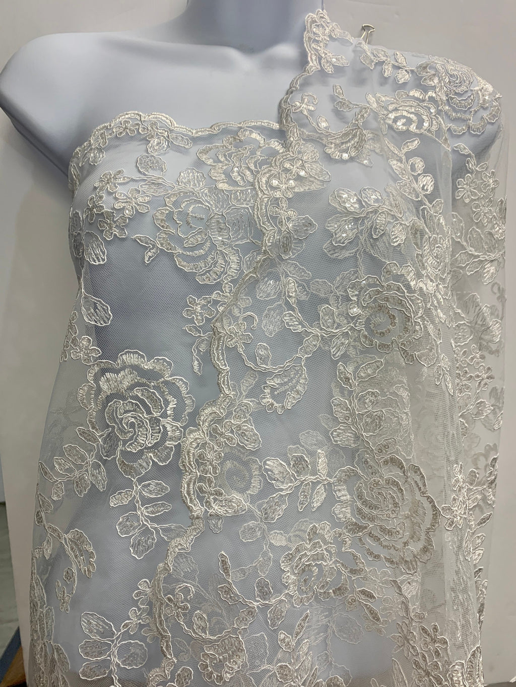 White Lace fabric design floral style 04455911 double scalloped sequins embroidery color white width 49/50". tela de encaje de color blanco