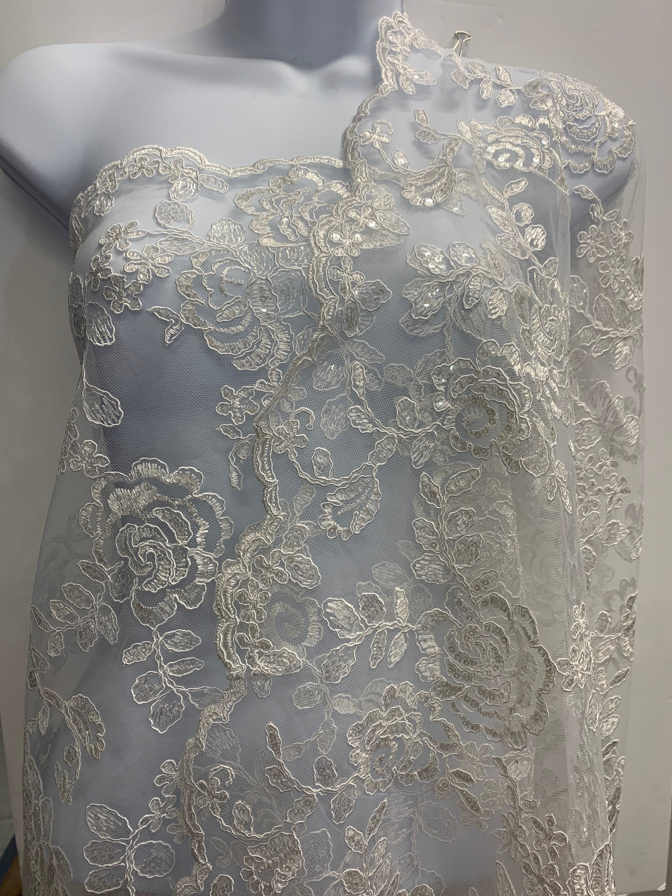 White Lace fabric design floral style 04455911 double scalloped sequins embroidery color white width 49/50". tela de encaje de color blanco