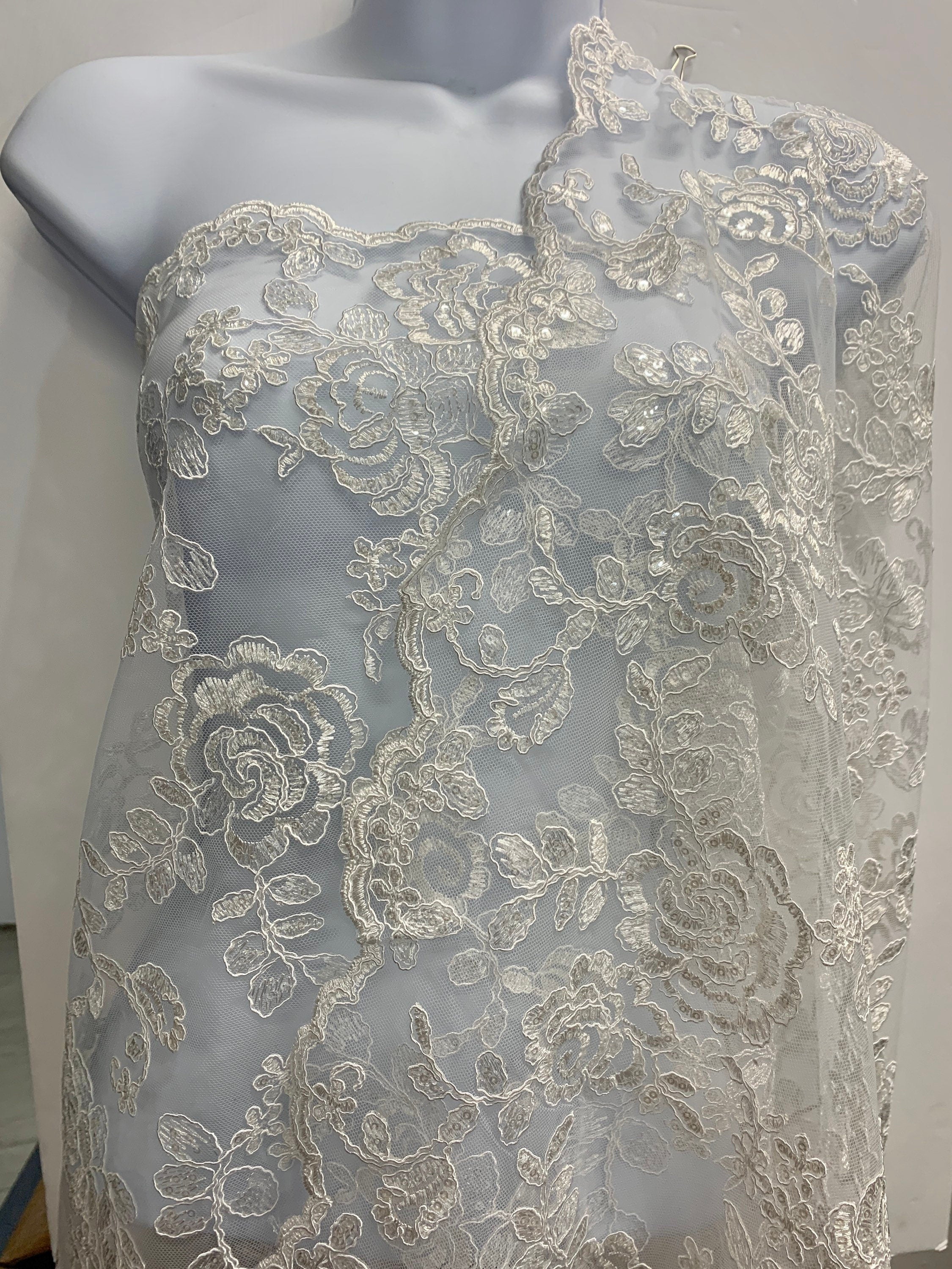 White Lace fabric design floral style 04455911 double scalloped sequins embroidery color white width 49/50". tela de encaje de color blanco