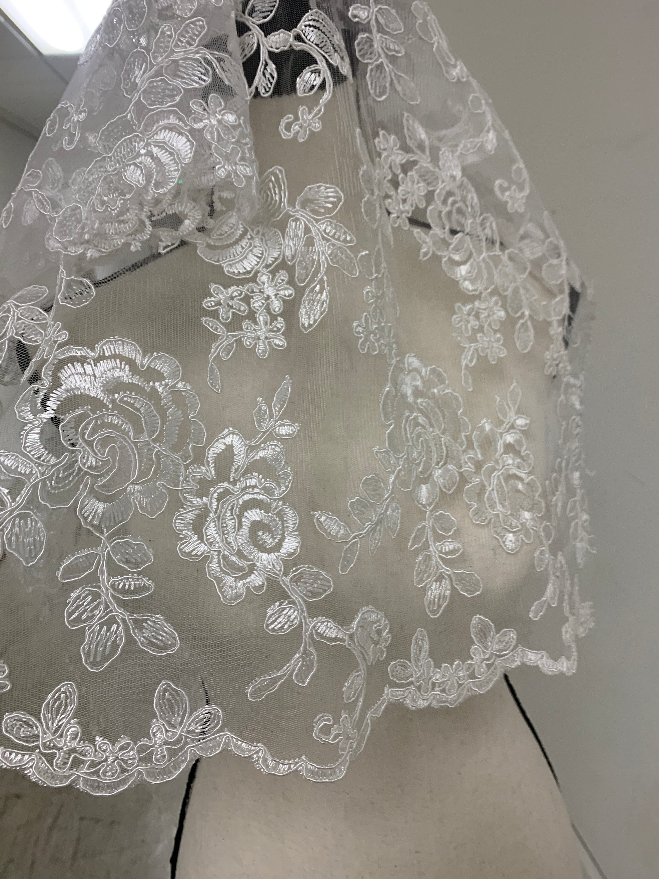 Bridal White Lace fabric design 4010, Embroidery double scalloped width 49/50". sell by 1 yard increment. tela de encaje de color blanco