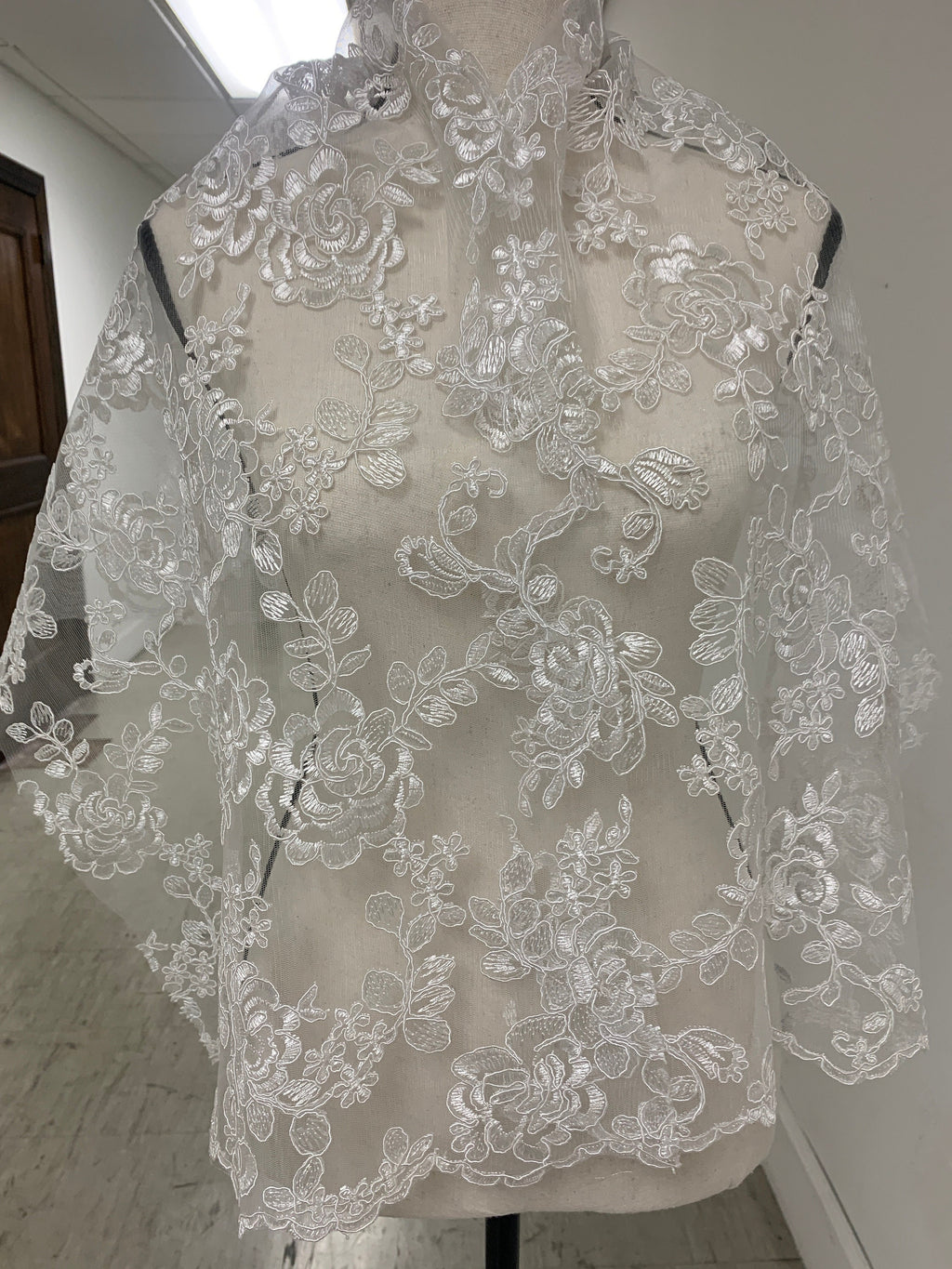 Bridal White Lace fabric design 4010, Embroidery double scalloped width 49/50". sell by 1 yard increment. tela de encaje de color blanco
