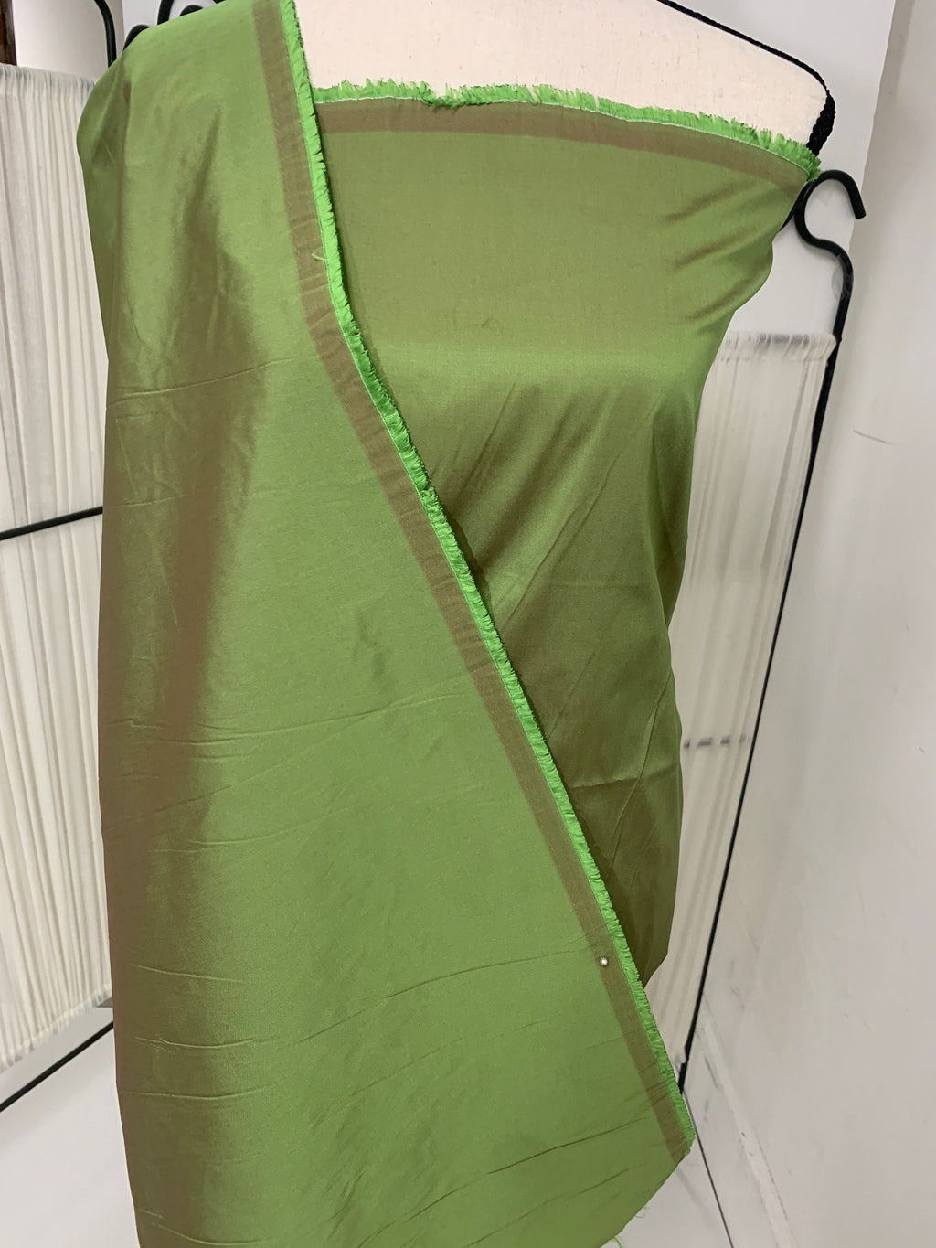 A 2 yards cut Olive Taffeta fabric . Two tone fabric width 58" polyester fabric has a tone of Fuchsia shading. FREE sample. item 115