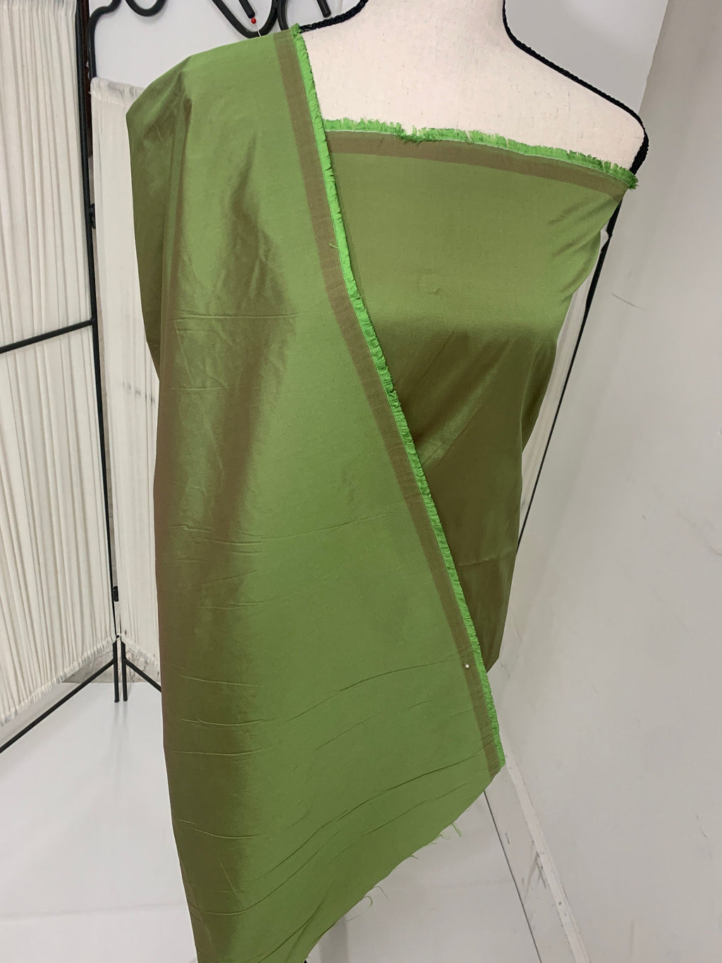 A 2 yards cut Olive Taffeta fabric . Two tone fabric width 58" polyester fabric has a tone of Fuchsia shading. FREE sample. item 115