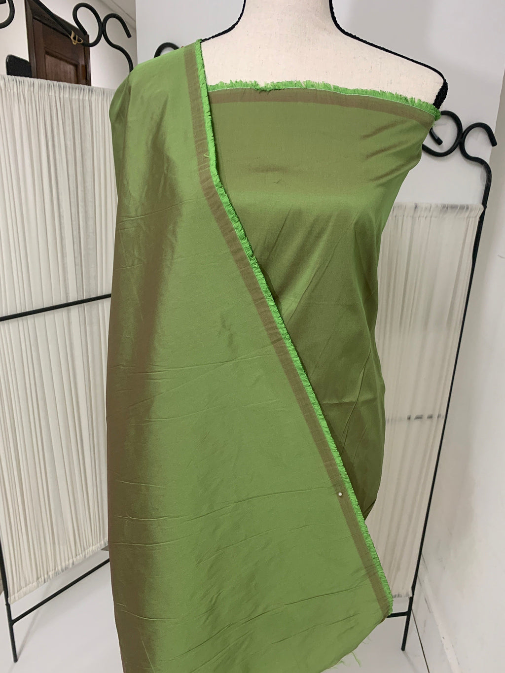 A 2 yards cut Olive Taffeta fabric . Two tone fabric width 58" polyester fabric has a tone of Fuchsia shading. FREE sample. item 115