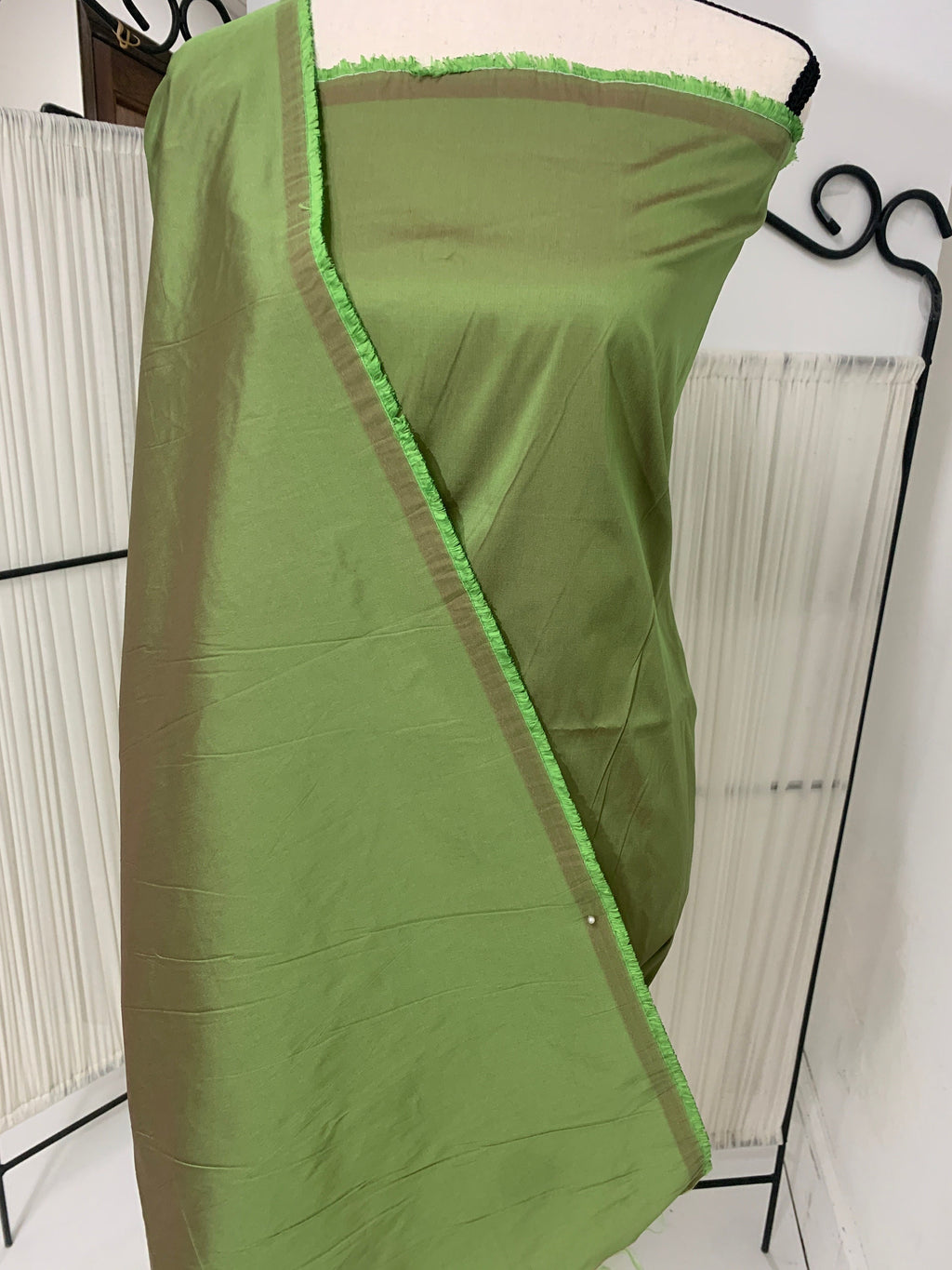 A 2 yards cut Olive Taffeta fabric . Two tone fabric width 58" polyester fabric has a tone of Fuchsia shading. FREE sample. item 115