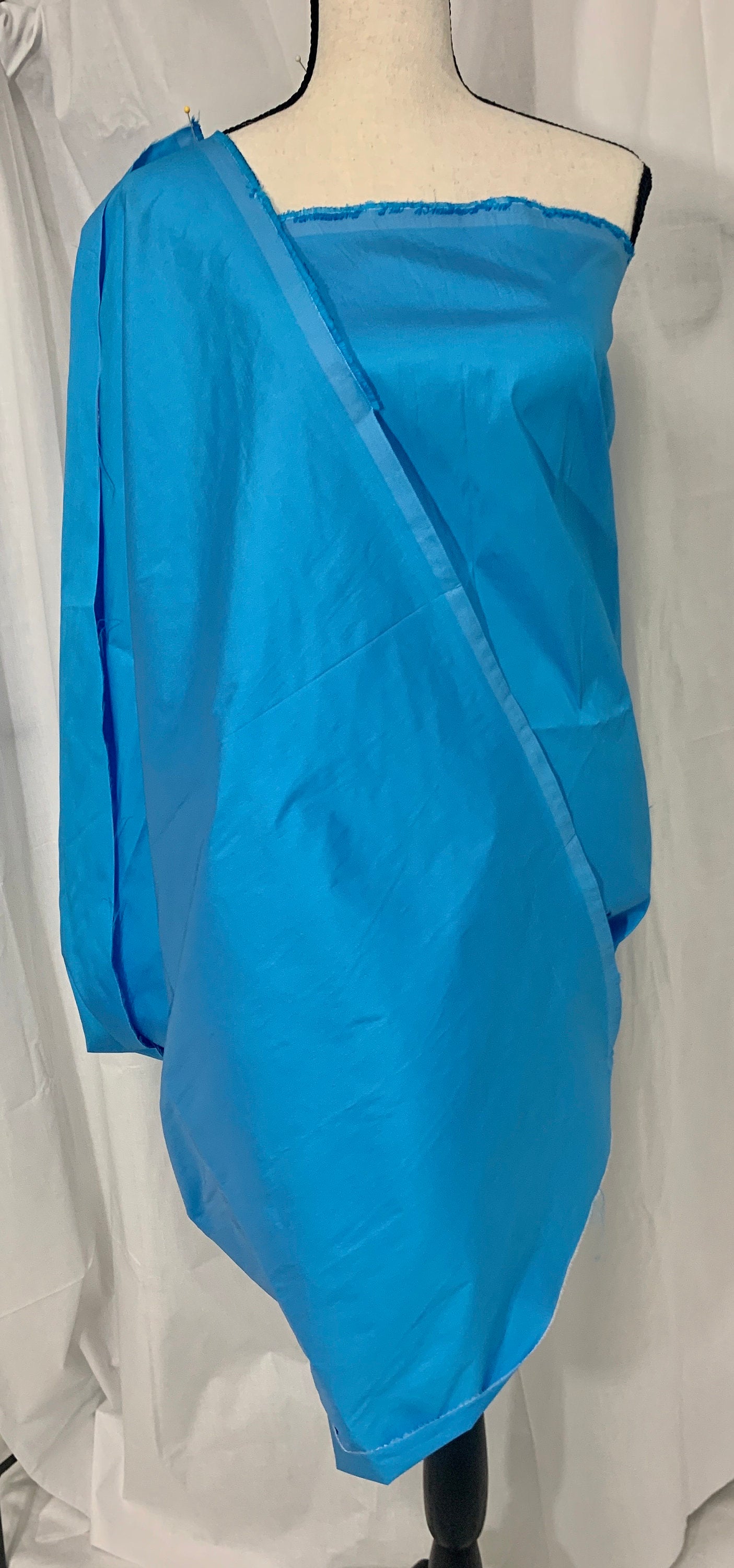 A 2 yards cut Taffeta fabric color turquoise. width 58" polyester. sell by 2 yards increment continuous.