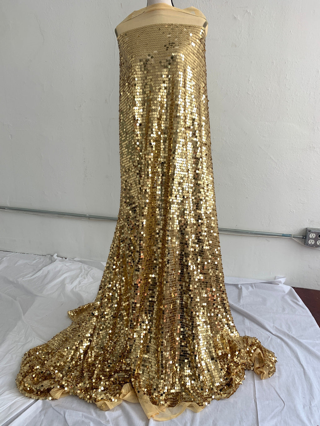 A piece 5 yards cut sequence gold color