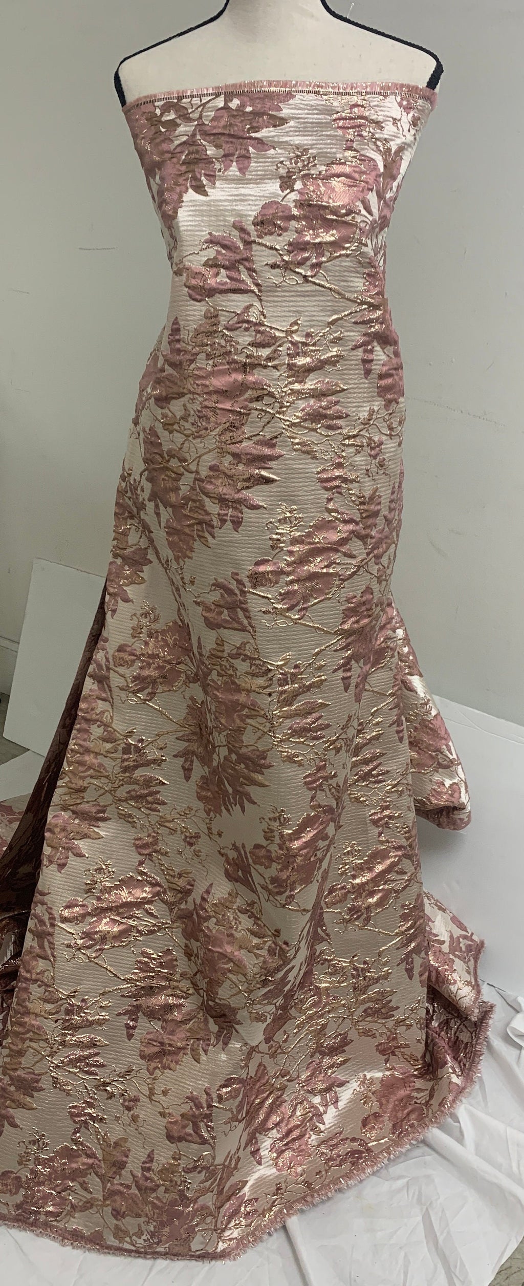 5 yards Mauve floral metalic Brocade fabric. color Mauve gold width 56"