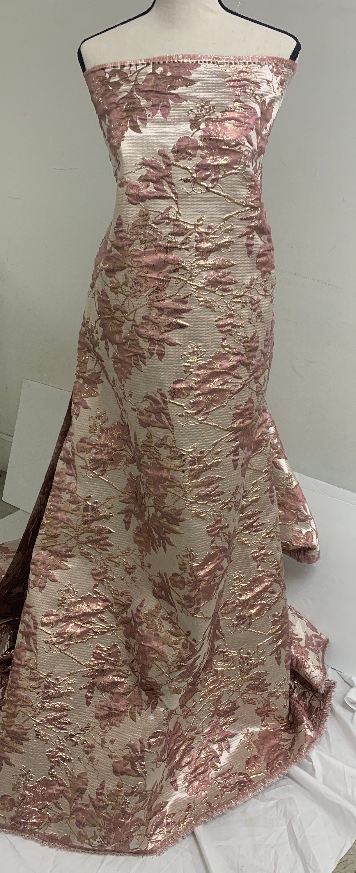 5 yards Mauve floral metalic Brocade fabric. color Mauve gold width 56"