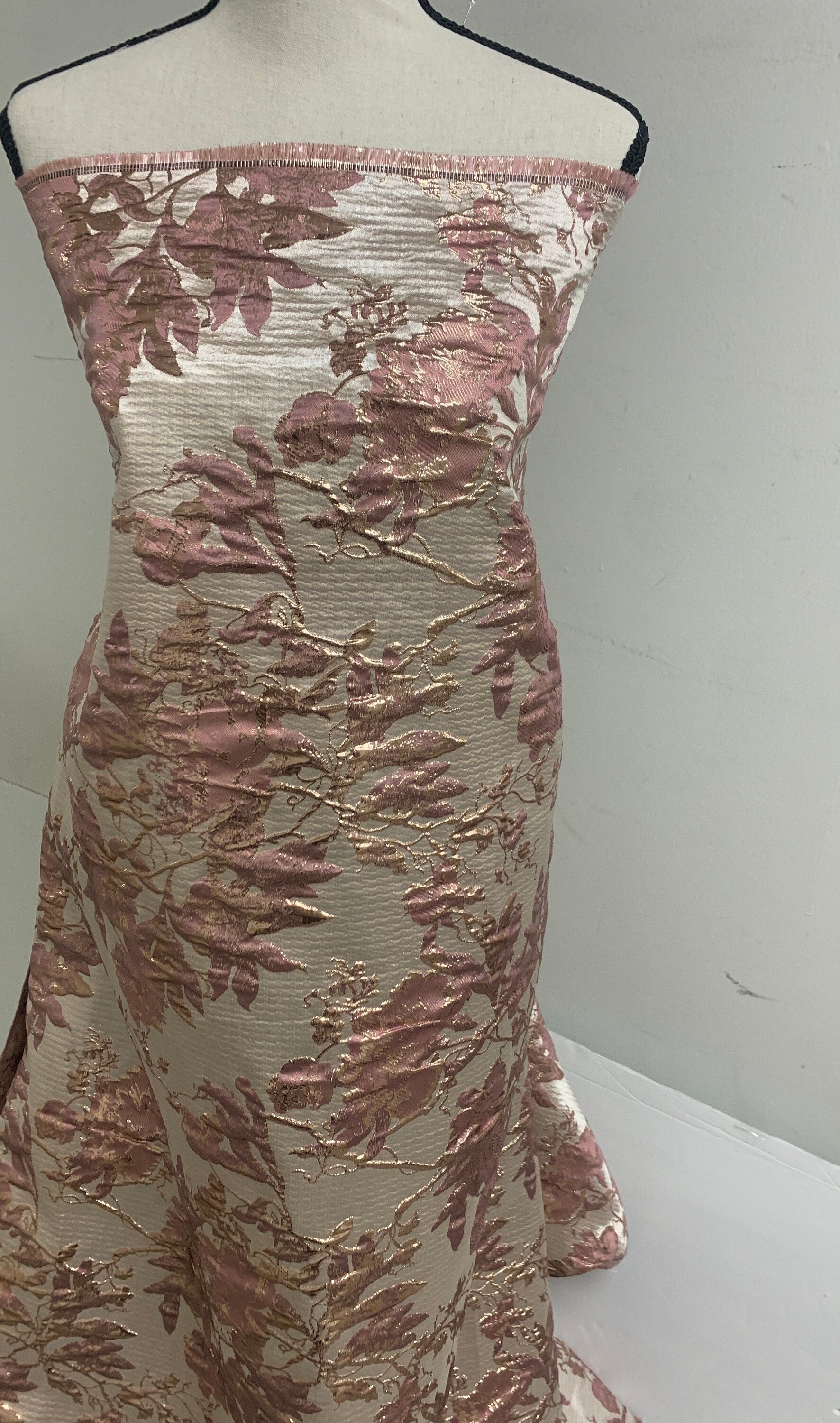 5 yards Mauve floral metalic Brocade fabric. color Mauve gold width 56"