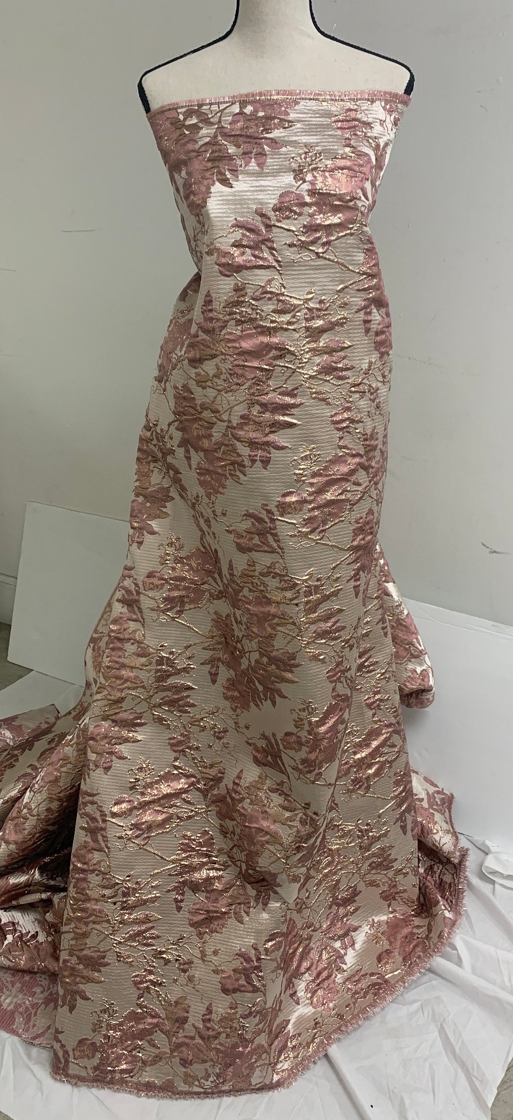 5 yards Mauve floral metalic Brocade fabric. color Mauve gold width 56"