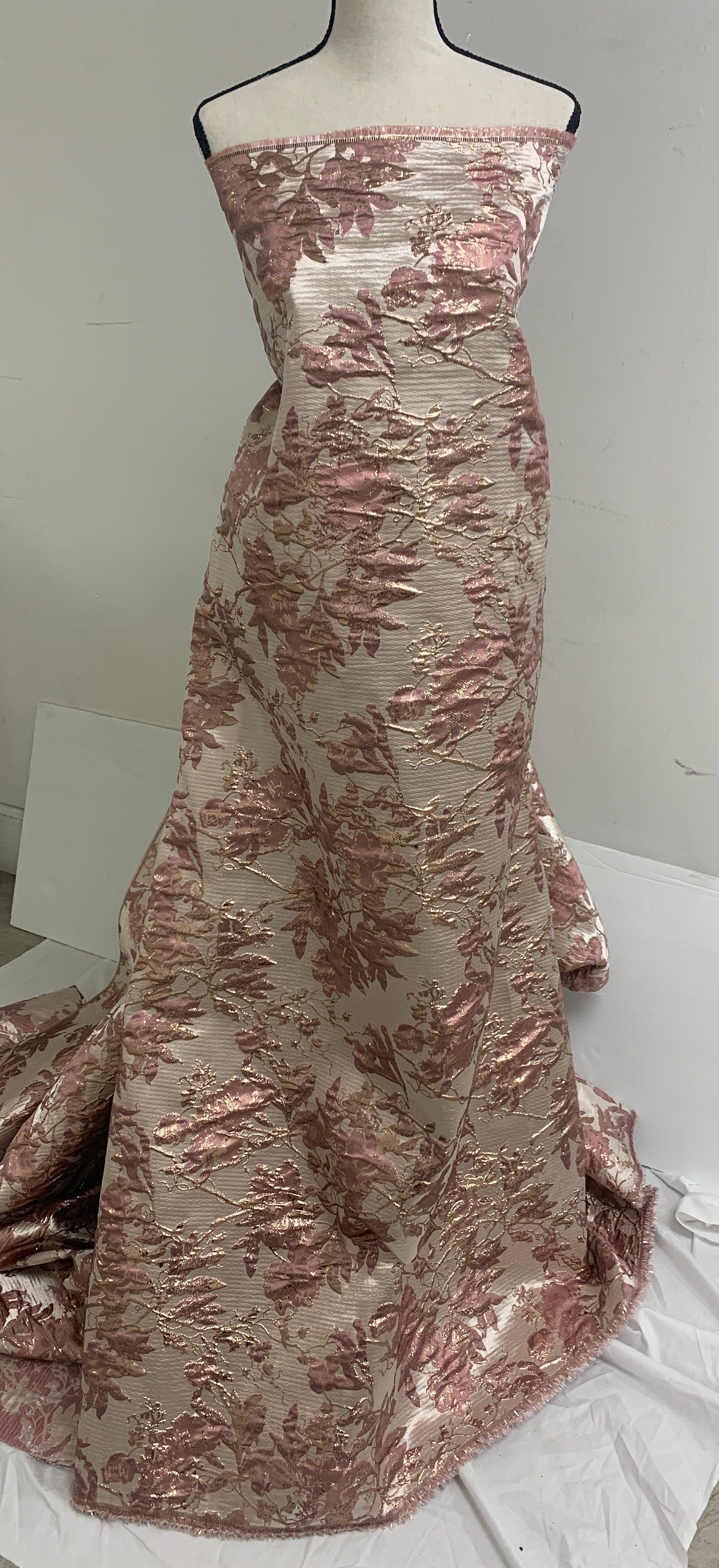 5 yards Mauve floral metalic Brocade fabric. color Mauve gold width 56"