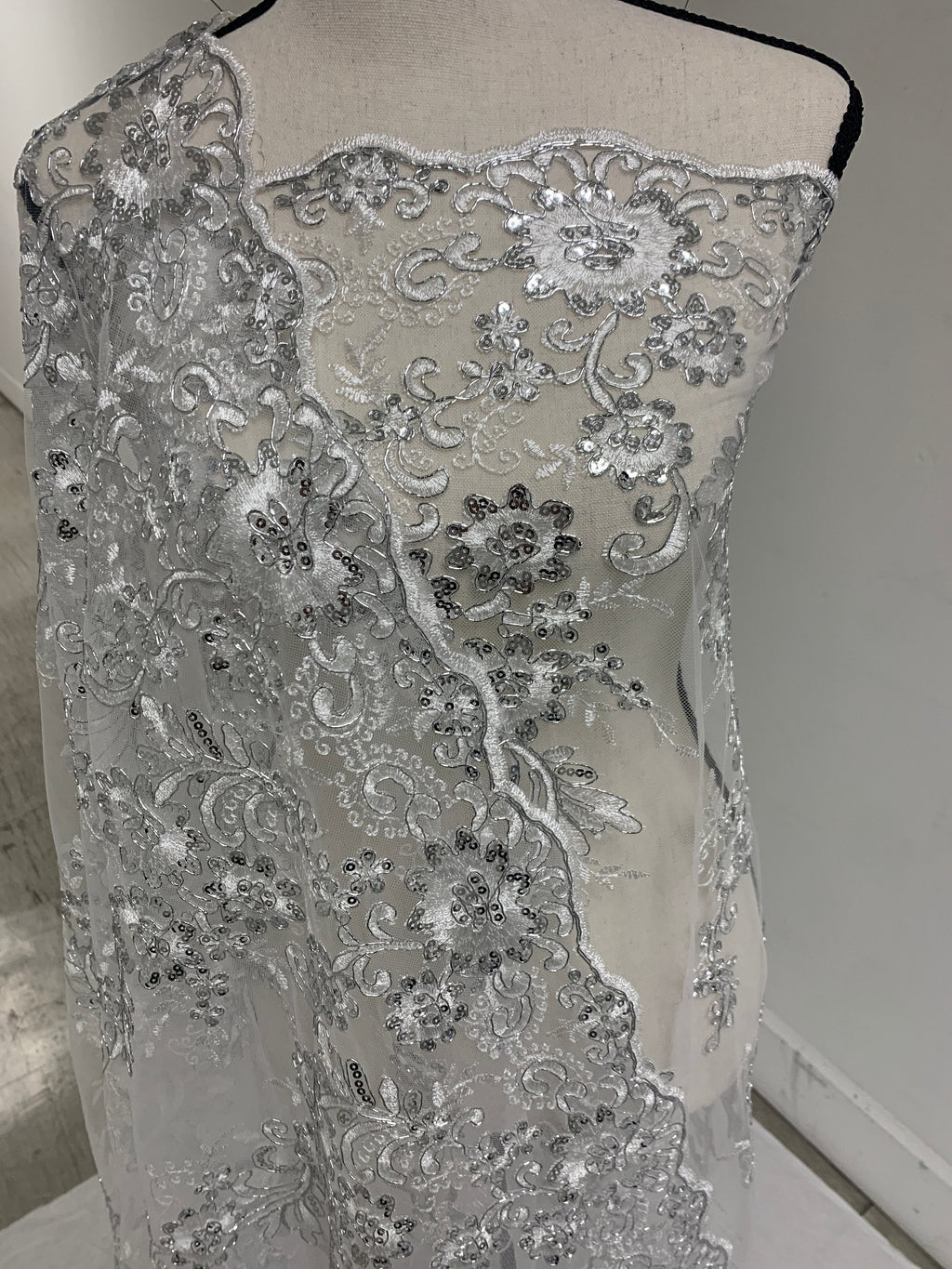 3 yards cut Lace color Silver. Double scalloped sequence embroidered width 49/50 inches. condition New. sell by yard. Des: Eu 230325 016 BNG