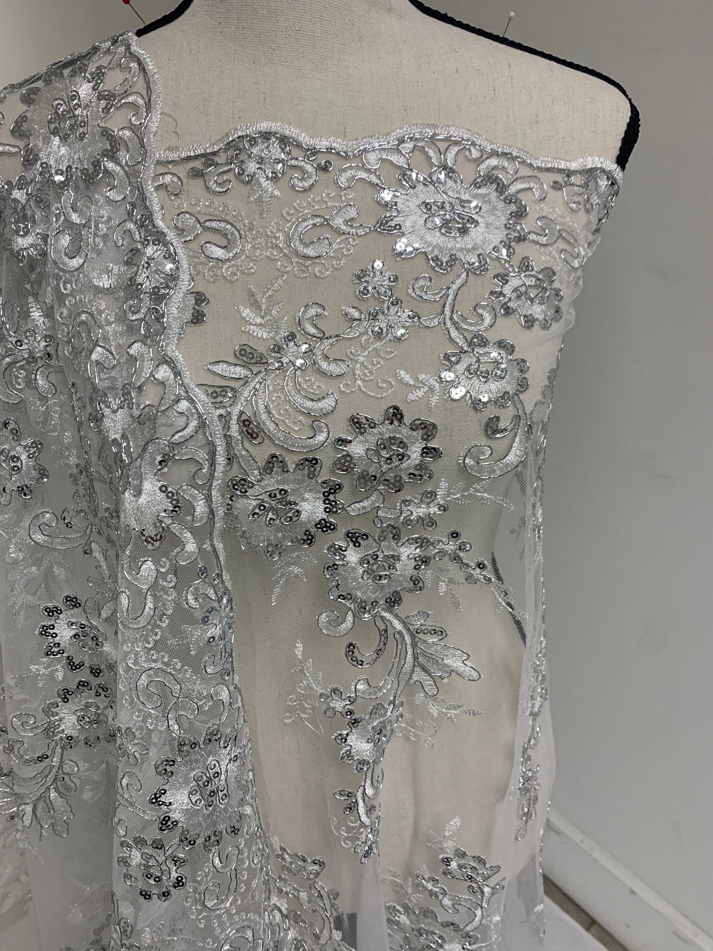3 yards cut Lace color Silver. Double scalloped sequence embroidered width 49/50 inches. condition New. sell by yard. Des: Eu 230325 016 BNG