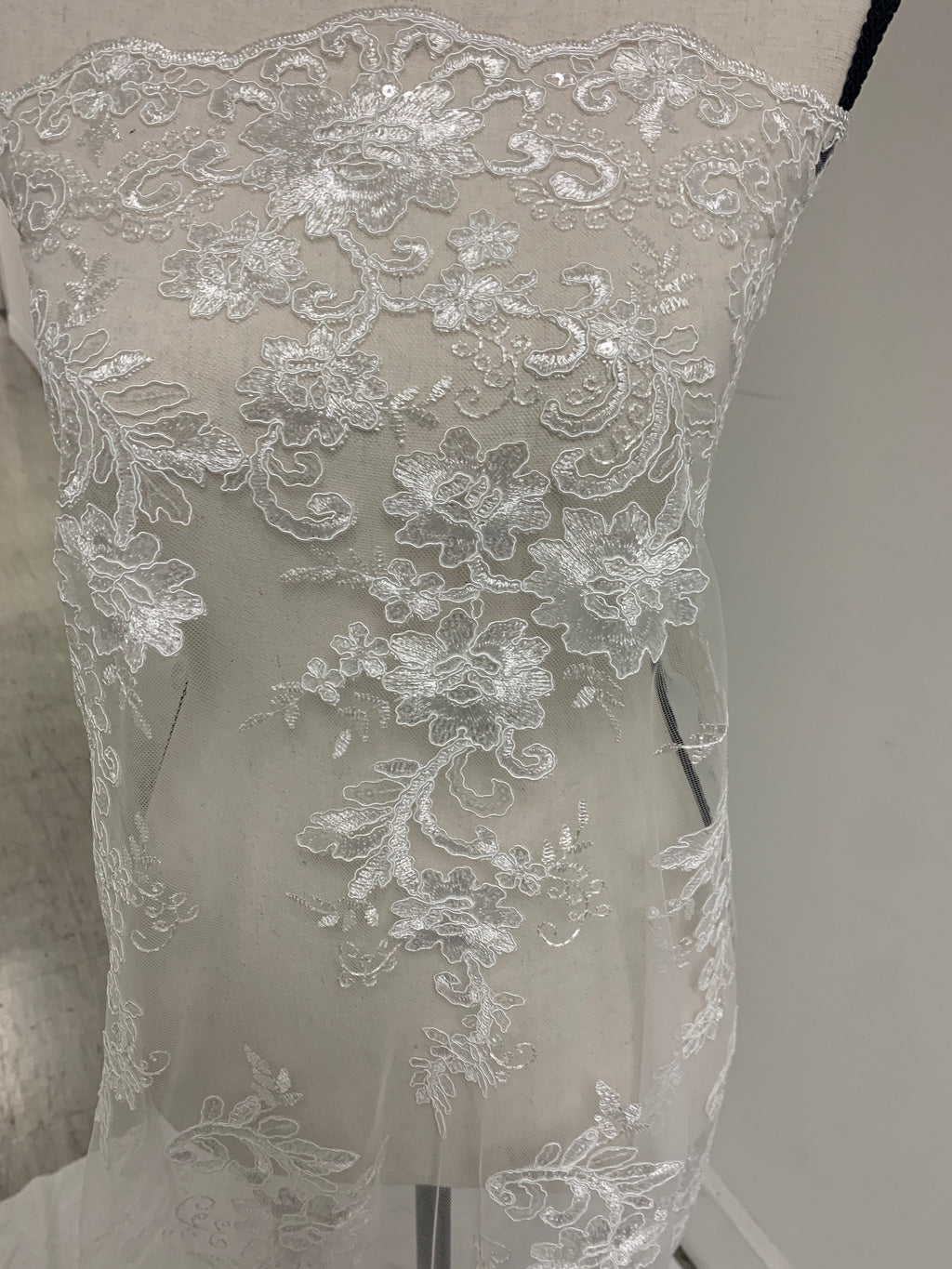 3 yards cut Lace color White . Double scalloped sequence embroidered width 49/50 inches. sell by yard. Eu 230325 BNG. tela encaje blanco