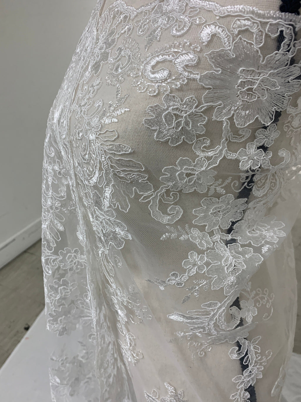 3 yards cut Lace color White . Double scalloped sequence embroidered width 49/50 inches. sell by yard. Eu 230325 BNG. tela encaje blanco