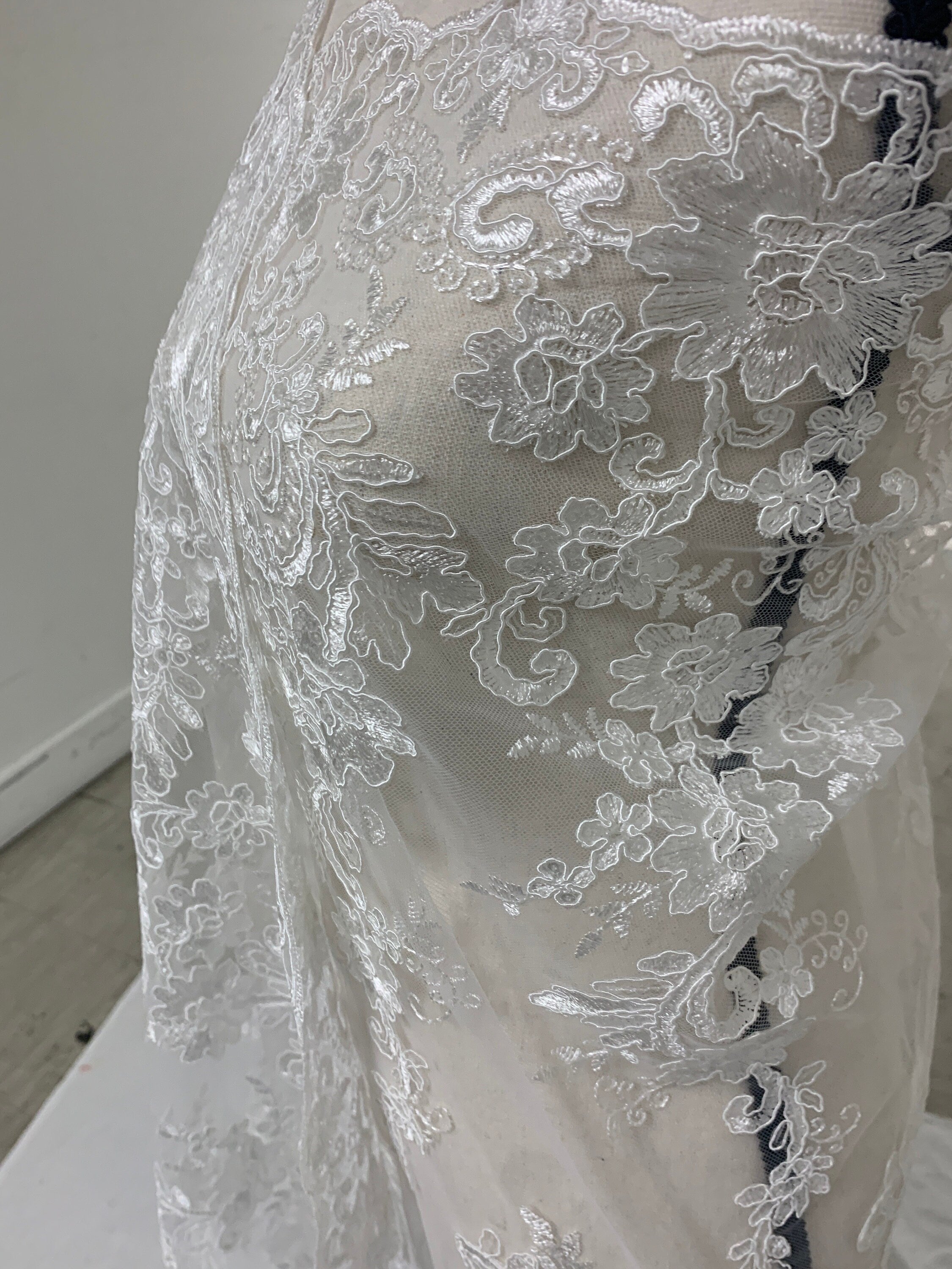 3 yards cut Lace color White . Double scalloped sequence embroidered width 49/50 inches. sell by yard. Eu 230325 BNG. tela encaje blanco