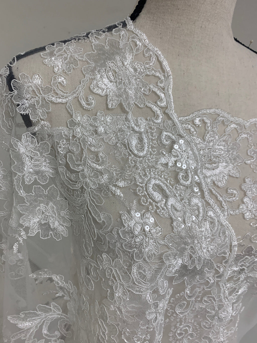 3 yards cut Lace color White . Double scalloped sequence embroidered width 49/50 inches. sell by yard. Eu 230325 BNG. tela encaje blanco