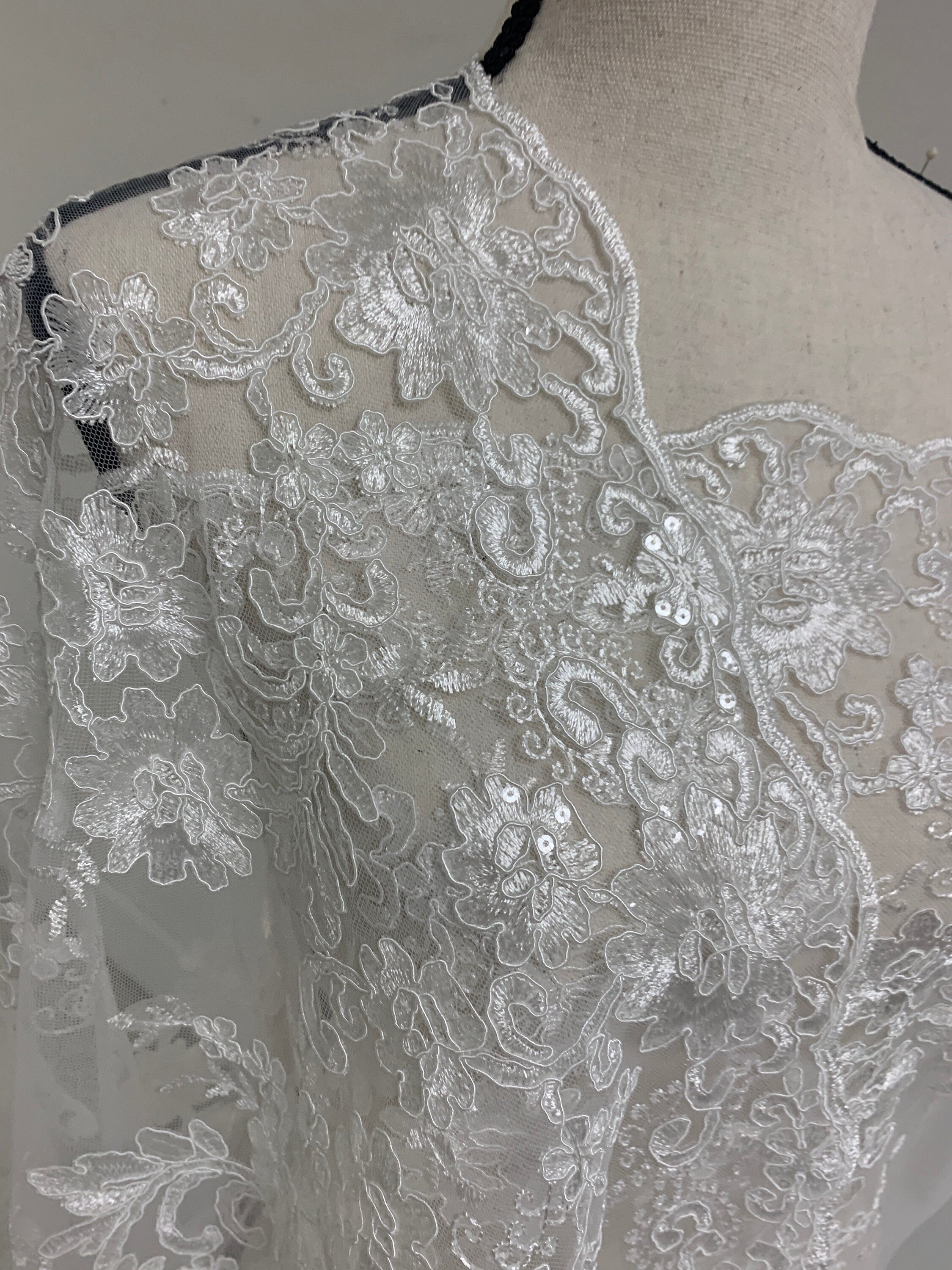 3 yards cut Lace color White . Double scalloped sequence embroidered width 49/50 inches. sell by yard. Eu 230325 BNG. tela encaje blanco