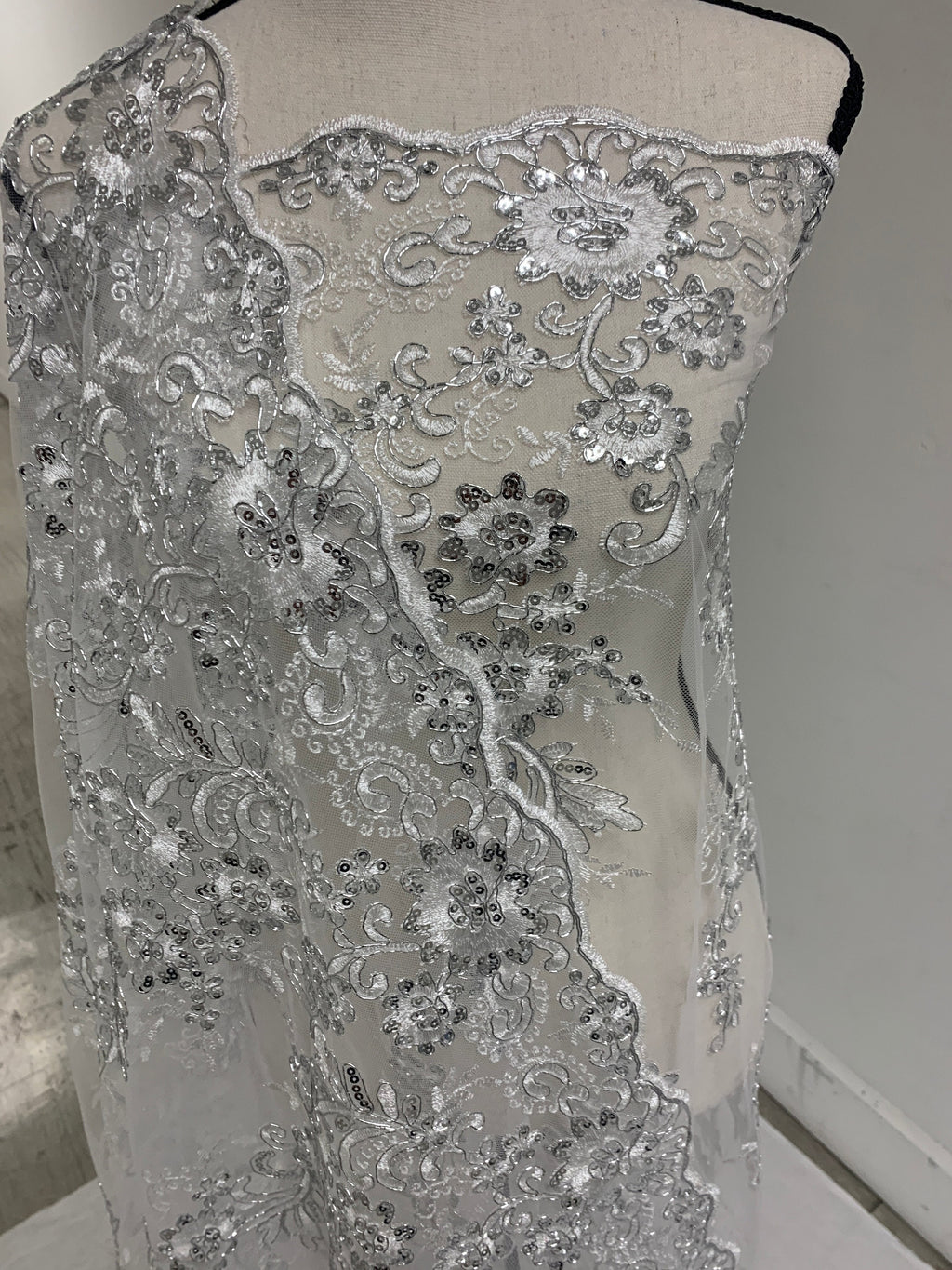 3 yards cut Lace color Silver. Double scalloped sequence embroidered width 49/50 inches. condition New. sell by yard. Des: Eu 230325 016 BNG
