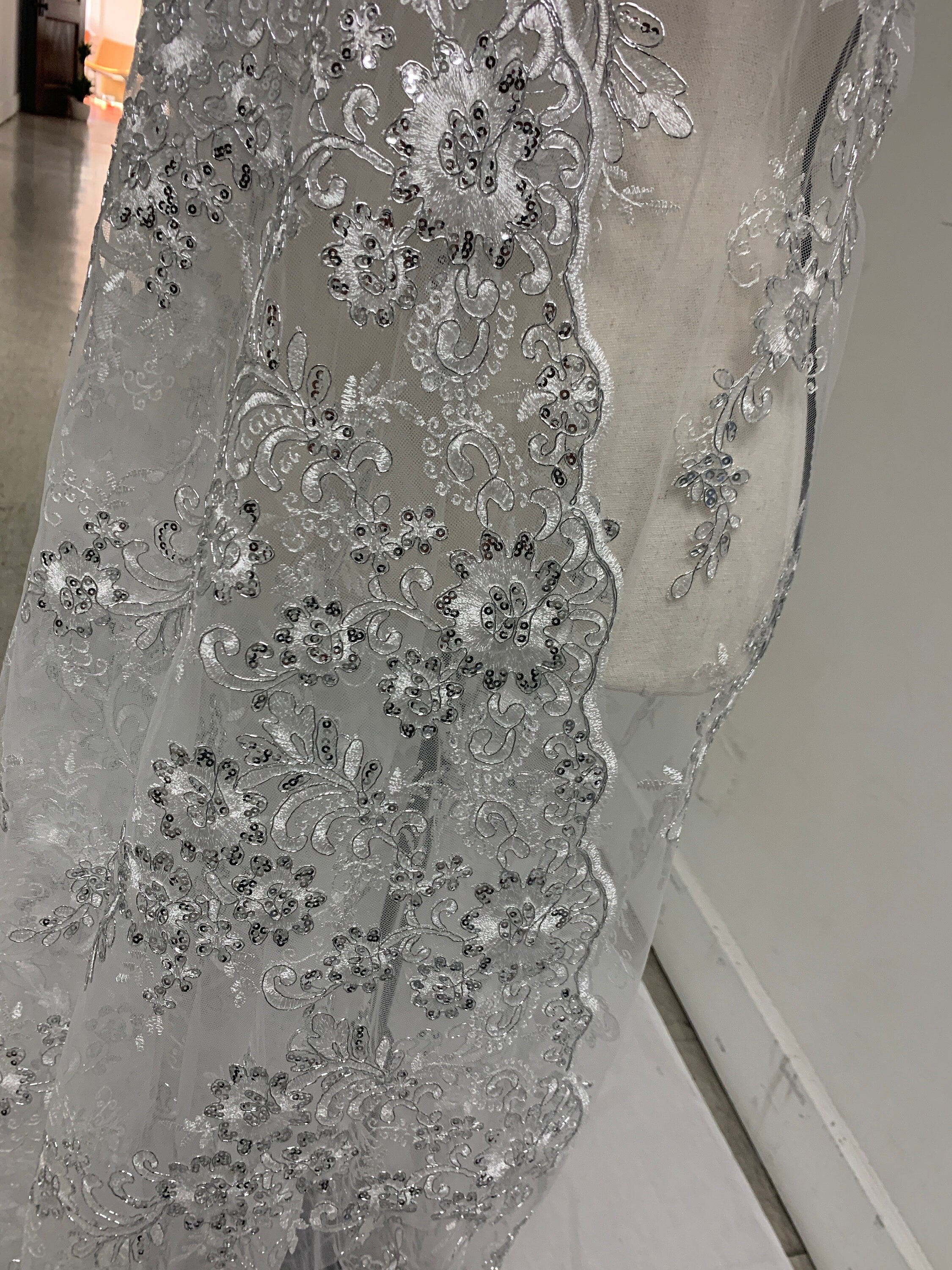 3 yards cut Lace color Silver. Double scalloped sequence embroidered width 49/50 inches. condition New. sell by yard. Des: Eu 230325 016 BNG