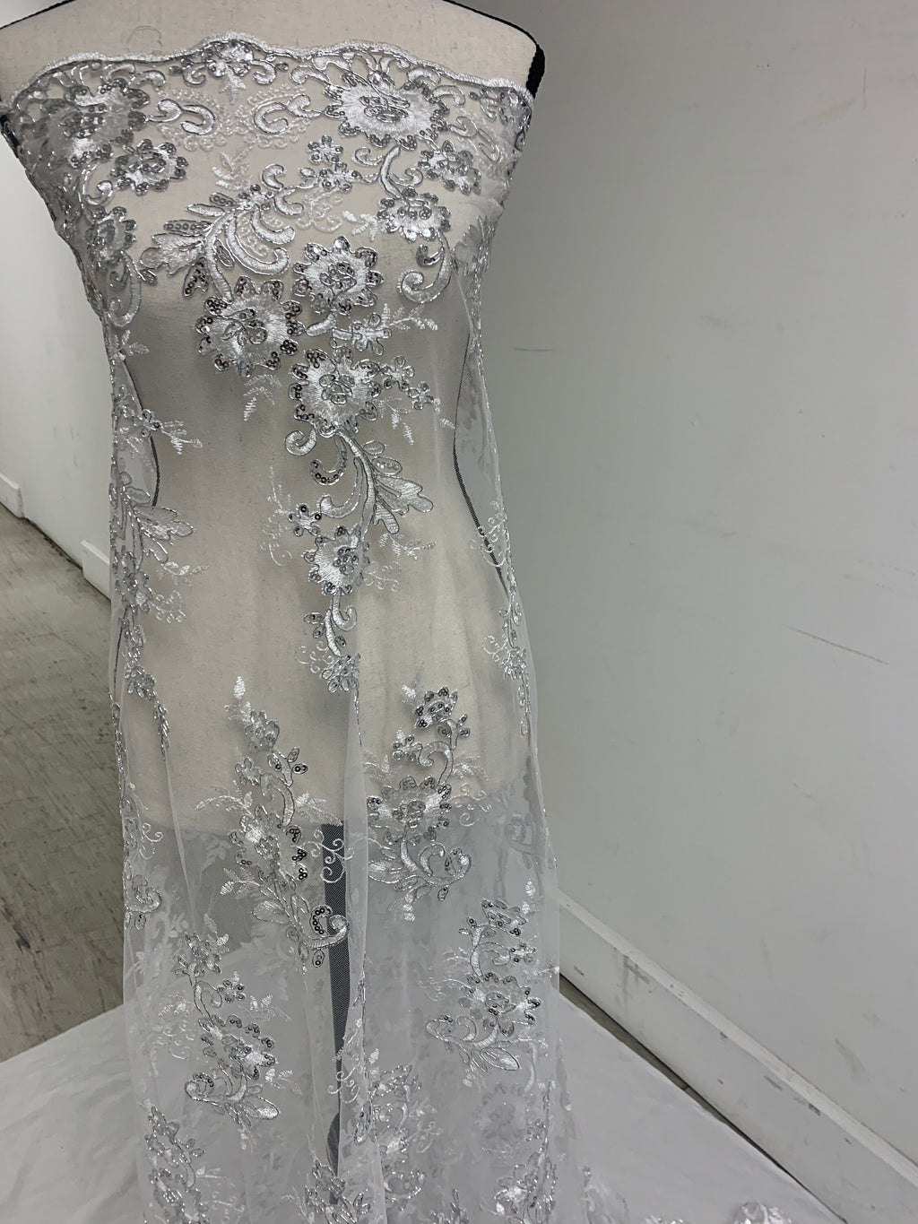 3 yards cut Lace color Silver. Double scalloped sequence embroidered width 49/50 inches. condition New. sell by yard. Des: Eu 230325 016 BNG