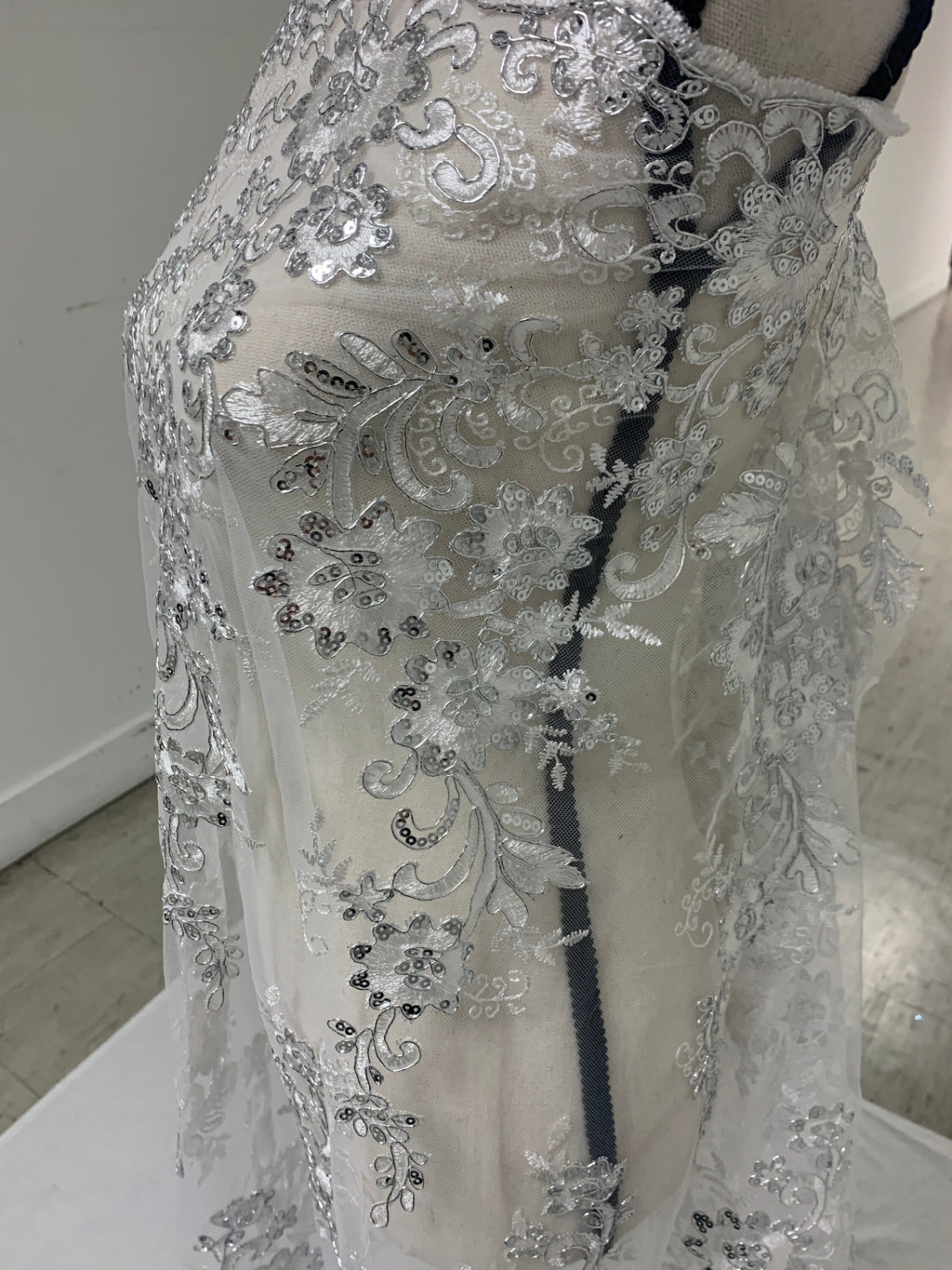 3 yards cut Lace color Silver. Double scalloped sequence embroidered width 49/50 inches. condition New. sell by yard. Des: Eu 230325 016 BNG
