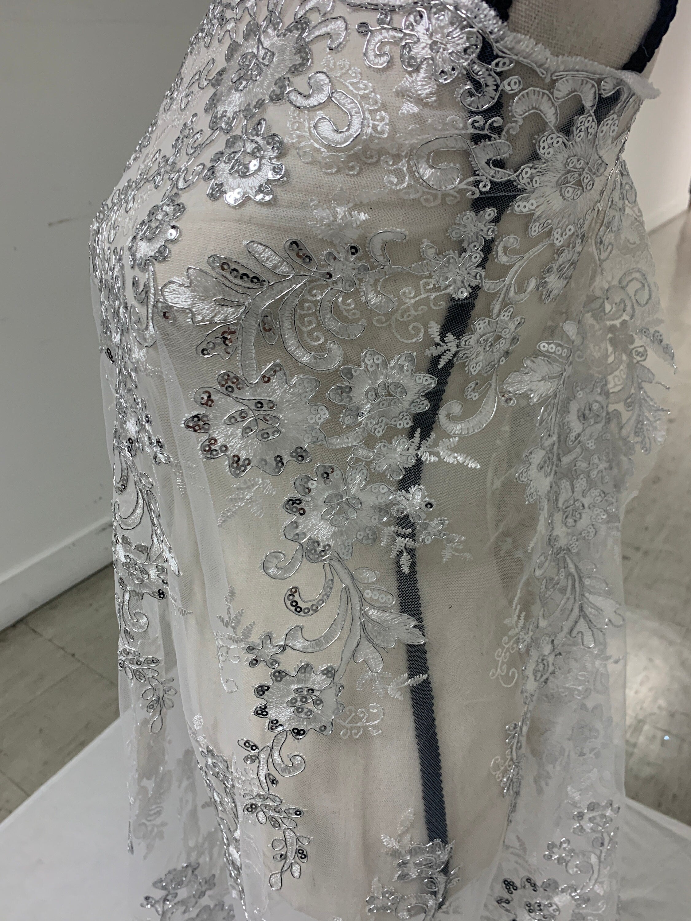 3 yards cut Lace color Silver. Double scalloped sequence embroidered width 49/50 inches. condition New. sell by yard. Des: Eu 230325 016 BNG