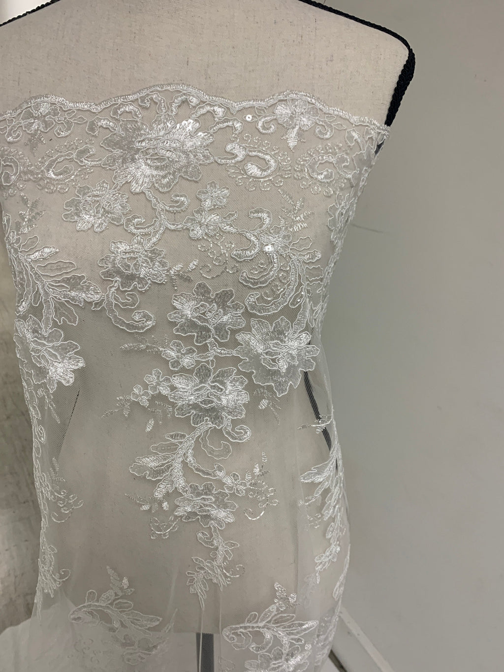 3 yards cut Lace color Silver. Double scalloped sequence embroidered width 49/50 inches. condition New. sell by yard. Des: Eu 230325 016 BNG
