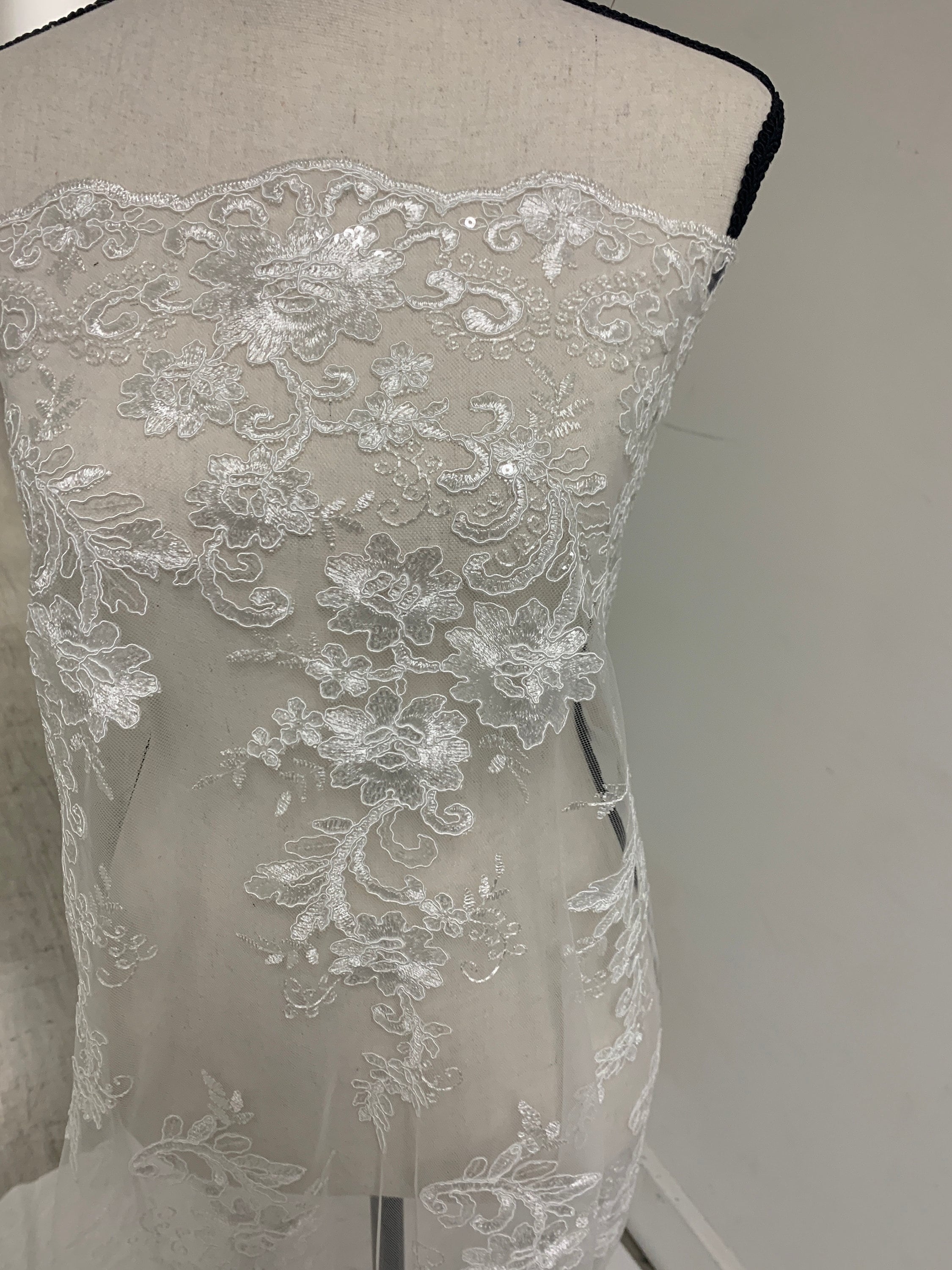 3 yards cut Lace color Silver. Double scalloped sequence embroidered width 49/50 inches. condition New. sell by yard. Des: Eu 230325 016 BNG