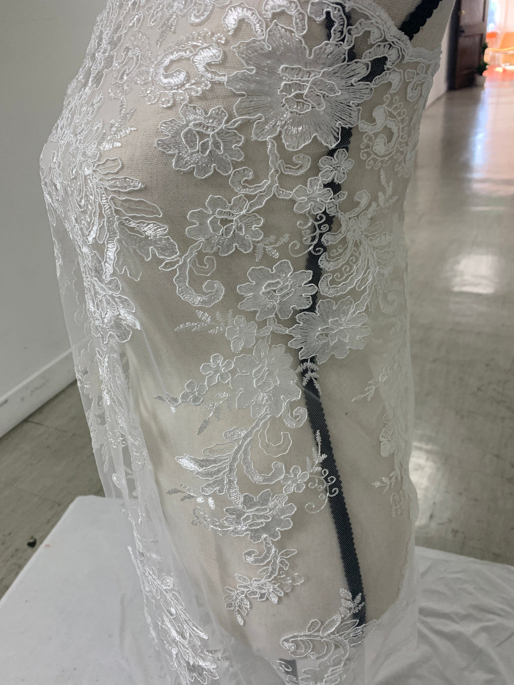 3 yards cut Lace color White . Double scalloped sequence embroidered width 49/50 inches. sell by yard. Eu 230325 BNG. tela encaje blanco