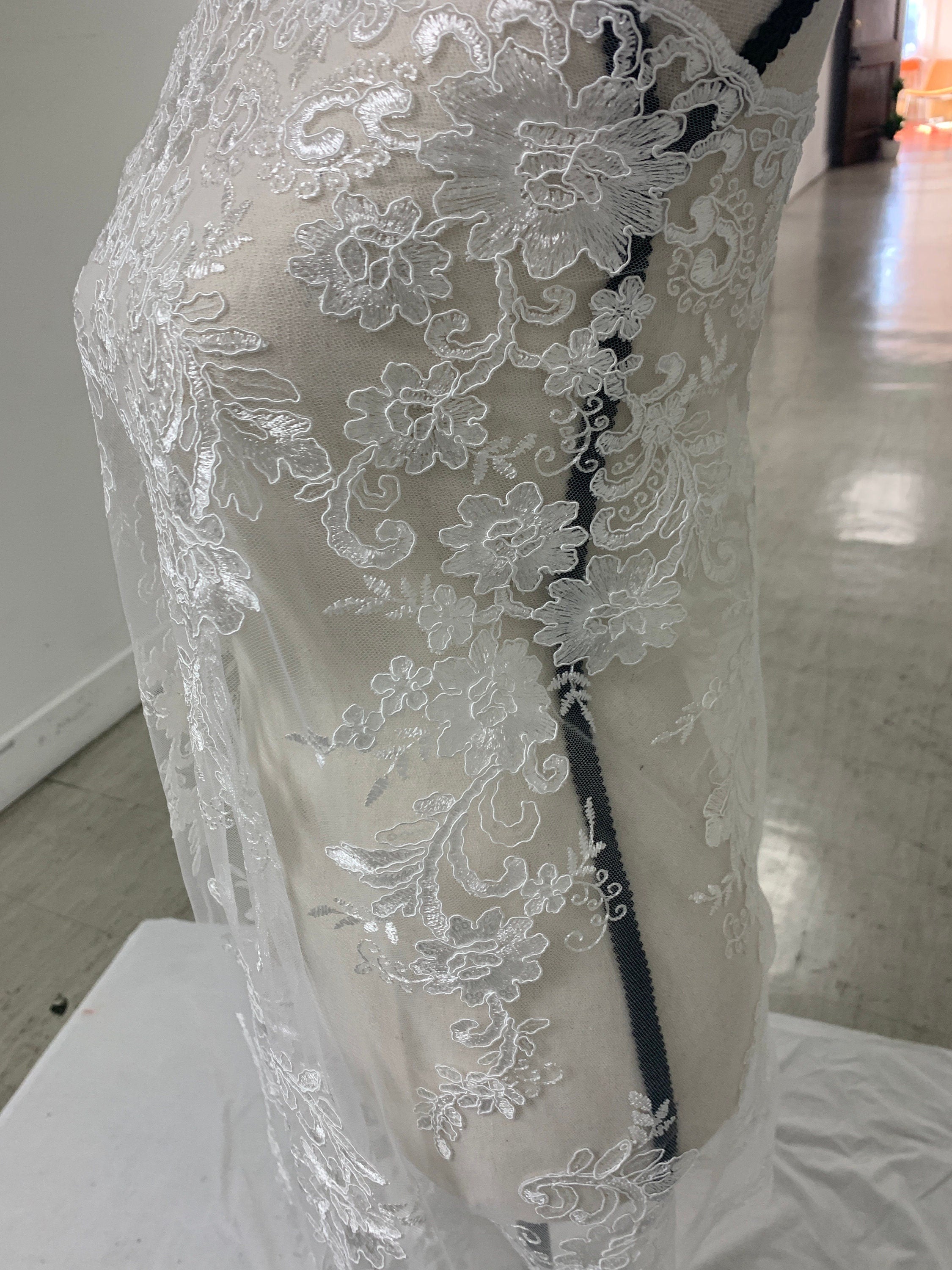 3 yards cut Lace color White . Double scalloped sequence embroidered width 49/50 inches. sell by yard. Eu 230325 BNG. tela encaje blanco