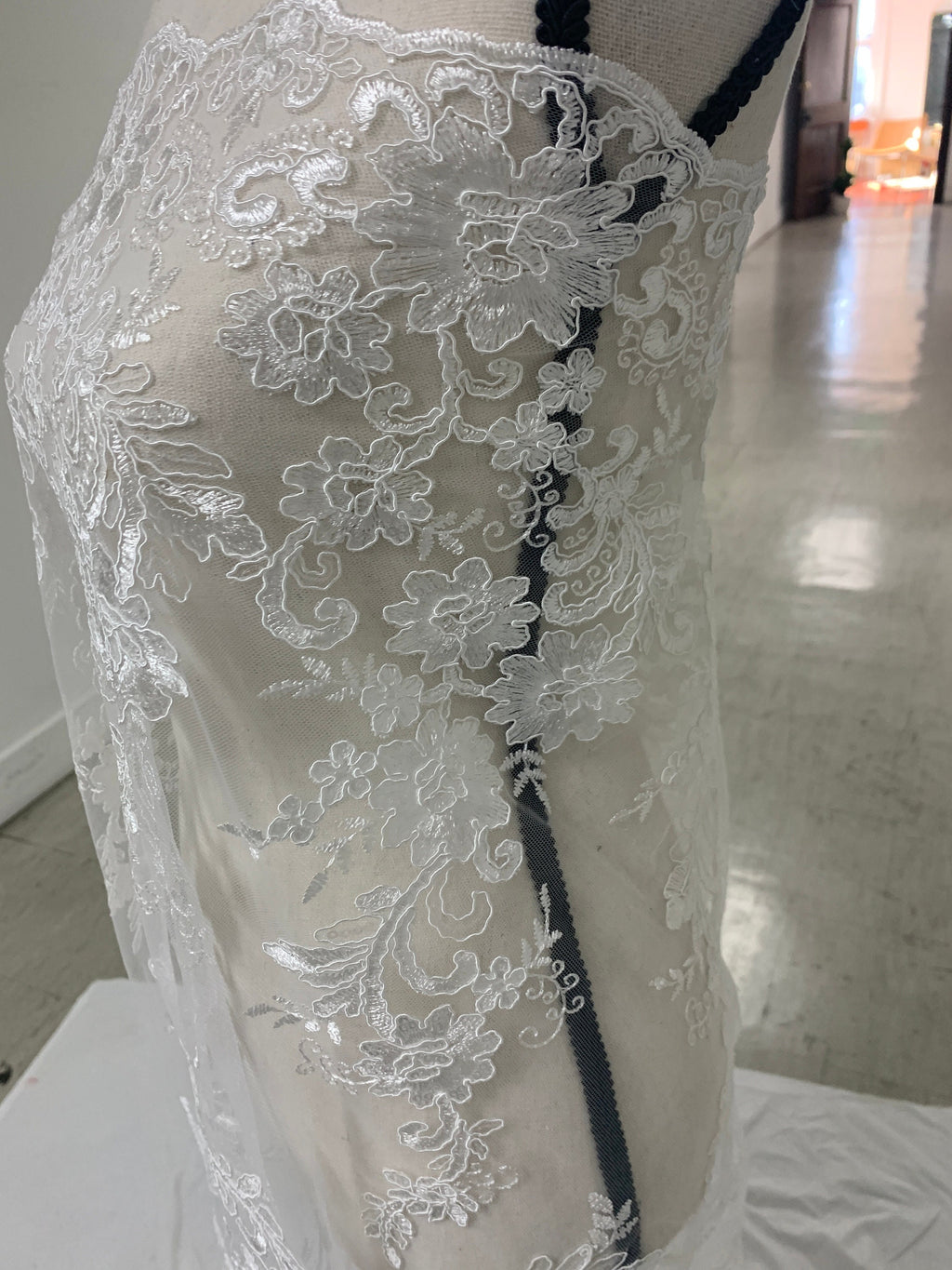 3 yards cut Lace color White . Double scalloped sequence embroidered width 49/50 inches. sell by yard. Eu 230325 BNG. tela encaje blanco