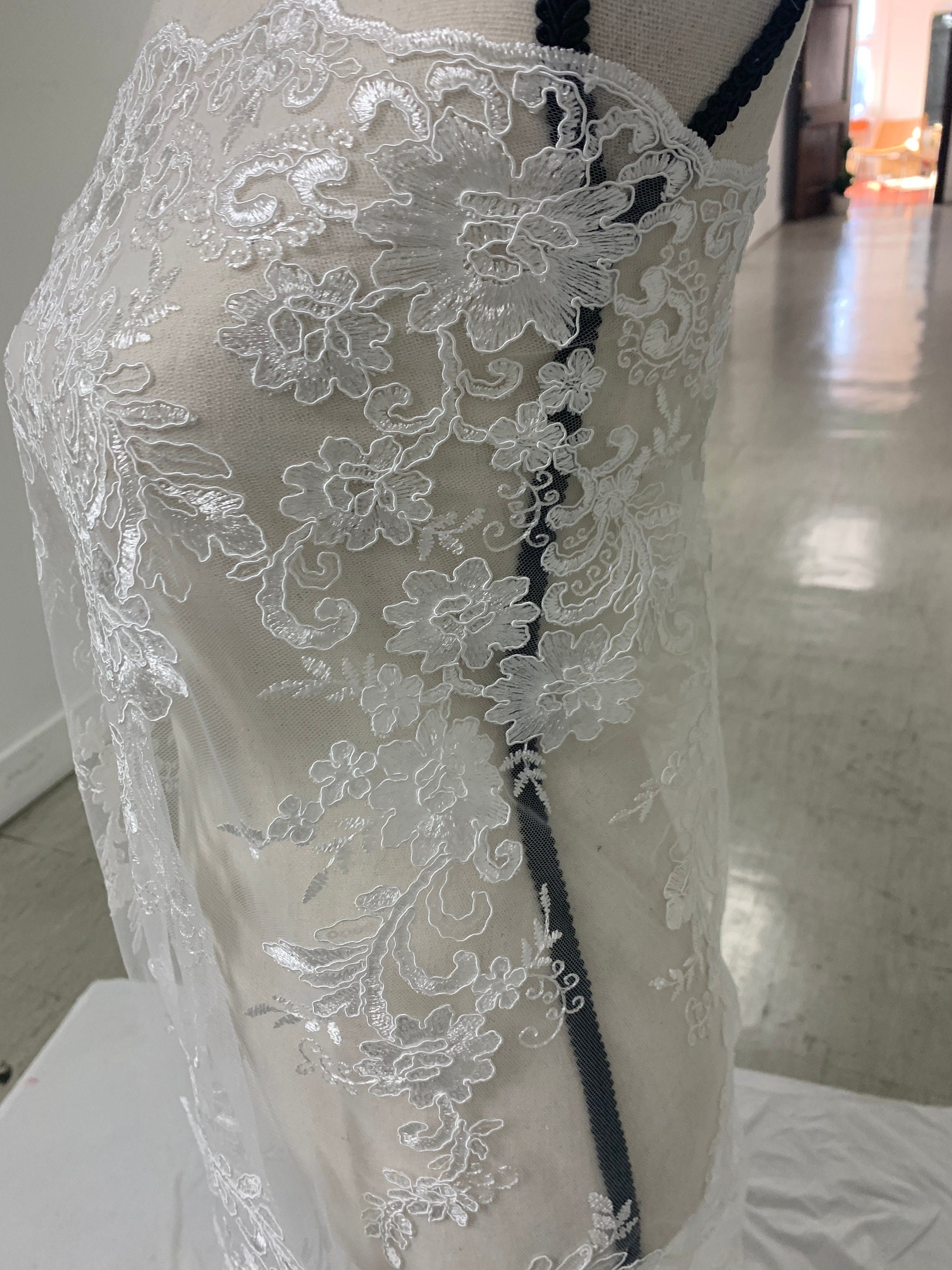 3 yards cut Lace color White . Double scalloped sequence embroidered width 49/50 inches. sell by yard. Eu 230325 BNG. tela encaje blanco
