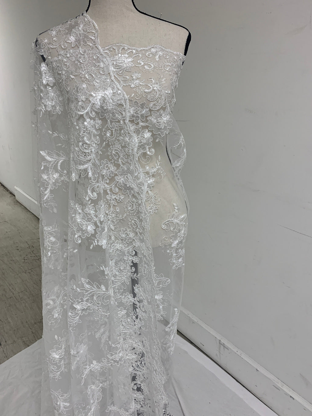 3 yards cut Lace color White . Double scalloped sequence embroidered width 49/50 inches. sell by yard. Eu 230325 BNG. tela encaje blanco