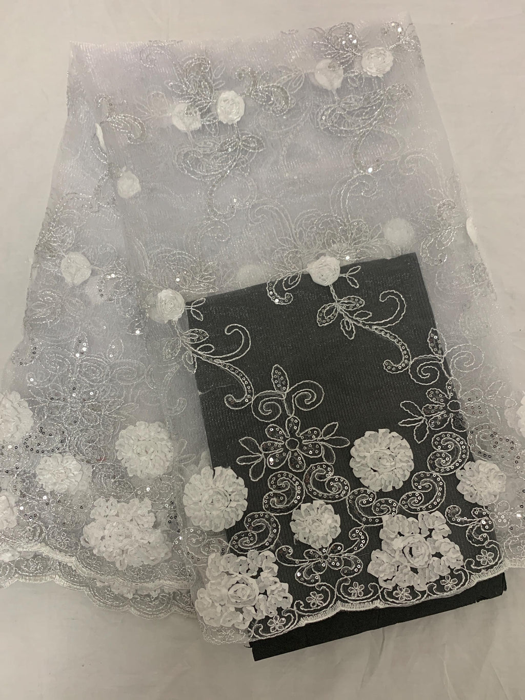 A 3 yards cut lace design 600 color white 49/50" double scalopped sequins embroidery. tela de encaje de color blanco