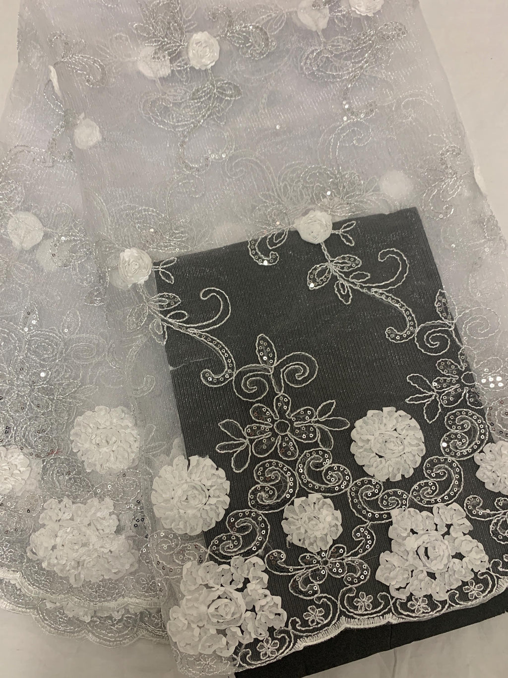 A 3 yards cut lace design 600 color white 49/50" double scalopped sequins embroidery. tela de encaje de color blanco