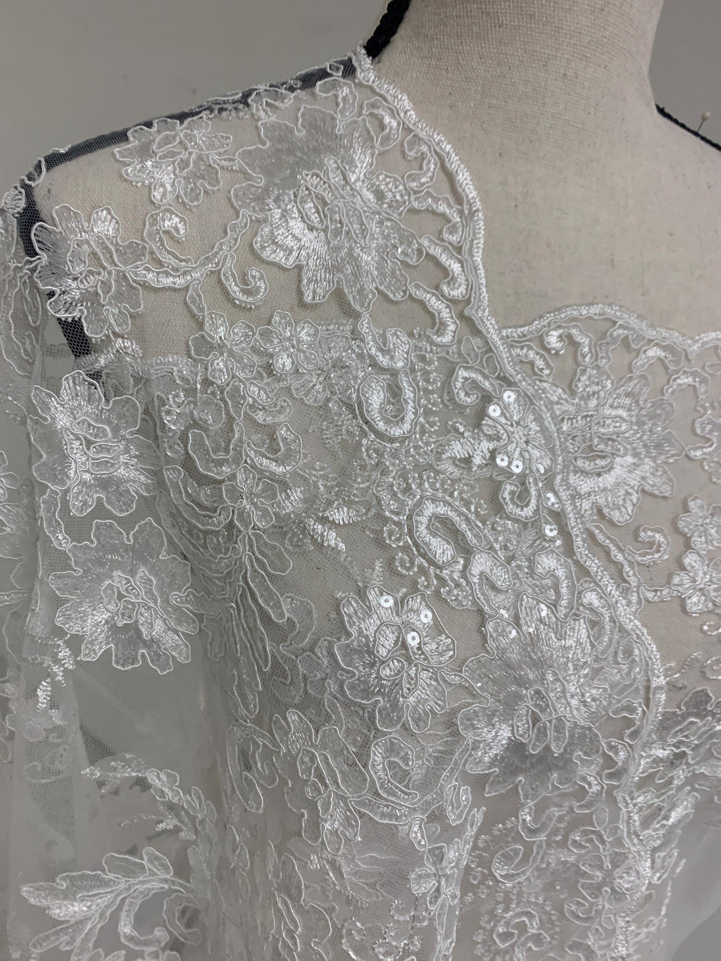 3-yard white-colored lace fabric design 400, sequins and intricate embroidery with double scalloped edges. Width 49/50". tela encaje blanco