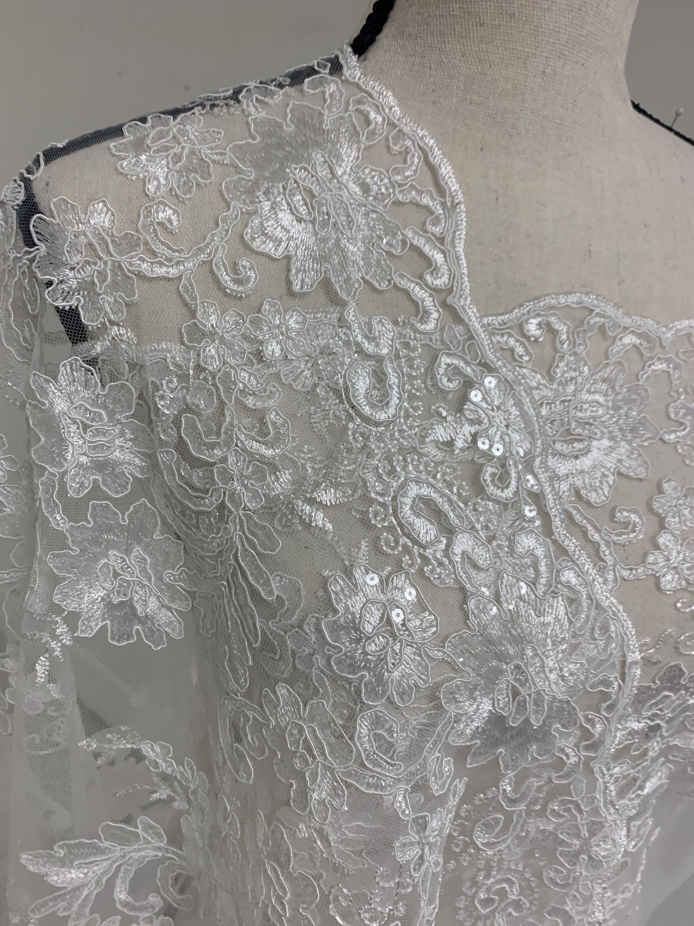 3-yard white-colored lace fabric design 400, sequins and intricate embroidery with double scalloped edges. Width 49/50". tela encaje blanco