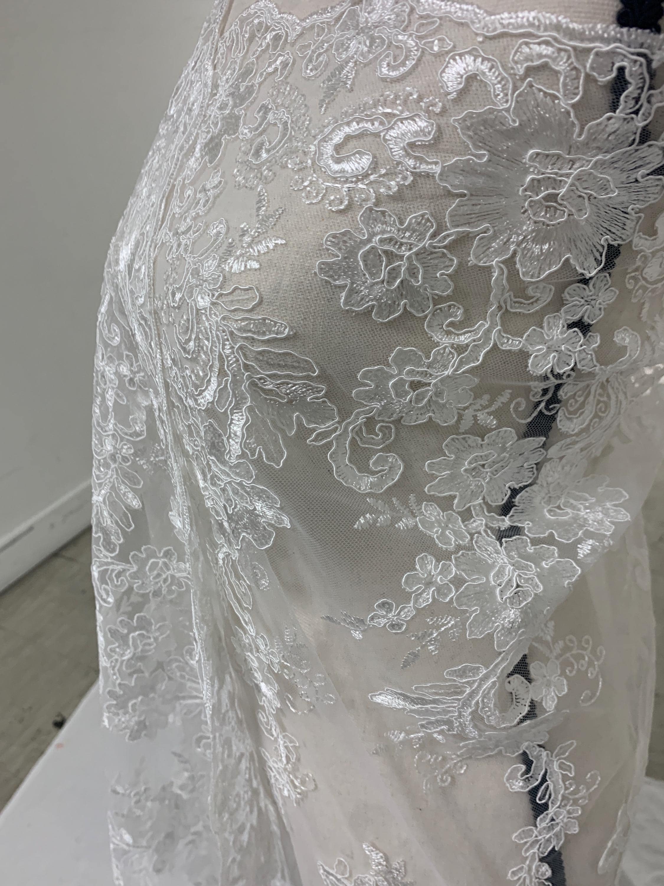 3-yard white-colored lace fabric design 400, sequins and intricate embroidery with double scalloped edges. Width 49/50". tela encaje blanco