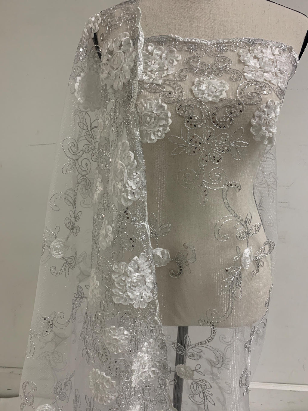 A 3 yards cut lace design 600 color white 49/50" double scalopped sequins embroidery. tela de encaje de color blanco