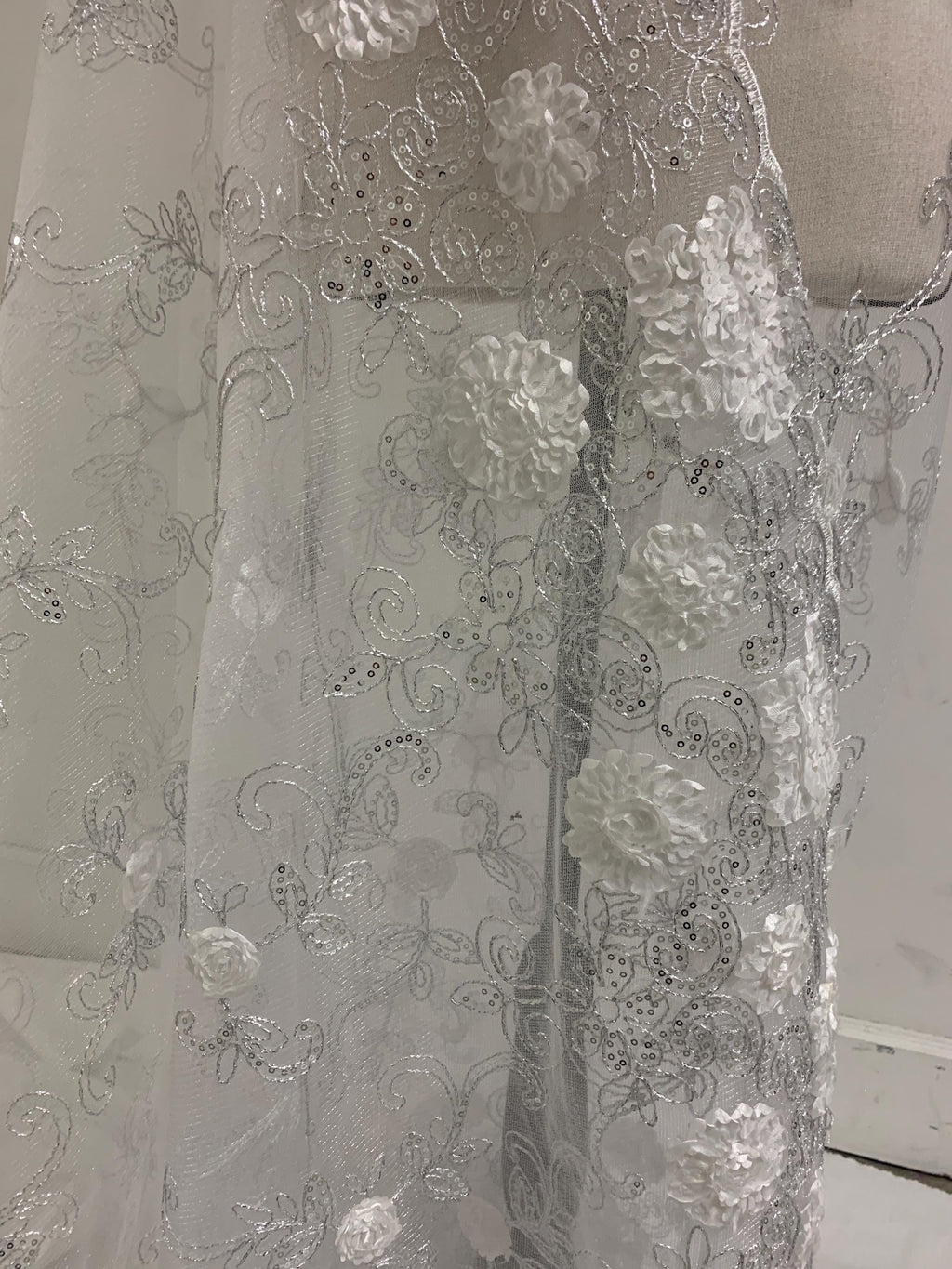 A 3 yards cut lace design 600 color white 49/50" double scalopped sequins embroidery. tela de encaje de color blanco