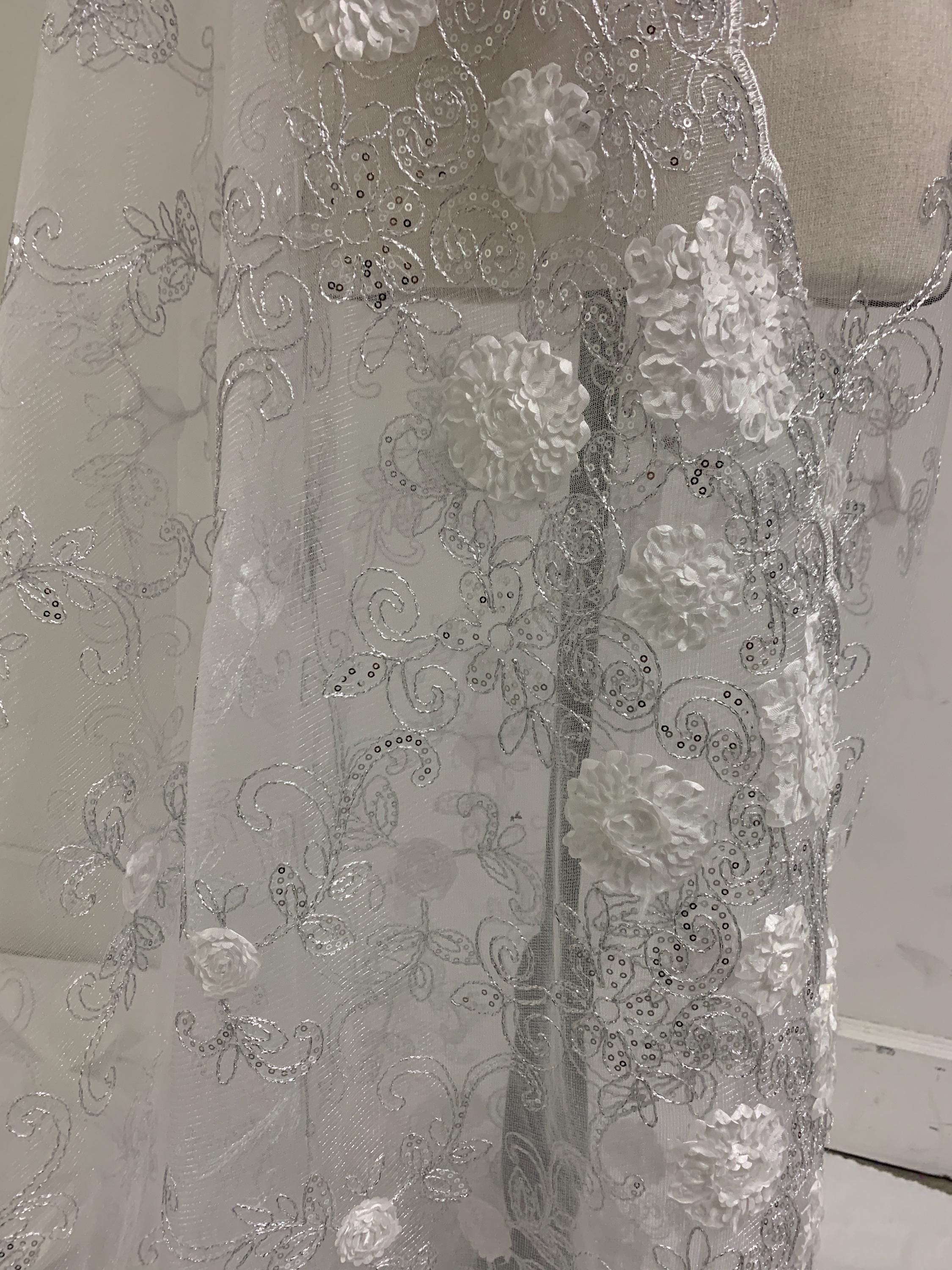 A 3 yards cut lace design 600 color white 49/50" double scalopped sequins embroidery. tela de encaje de color blanco