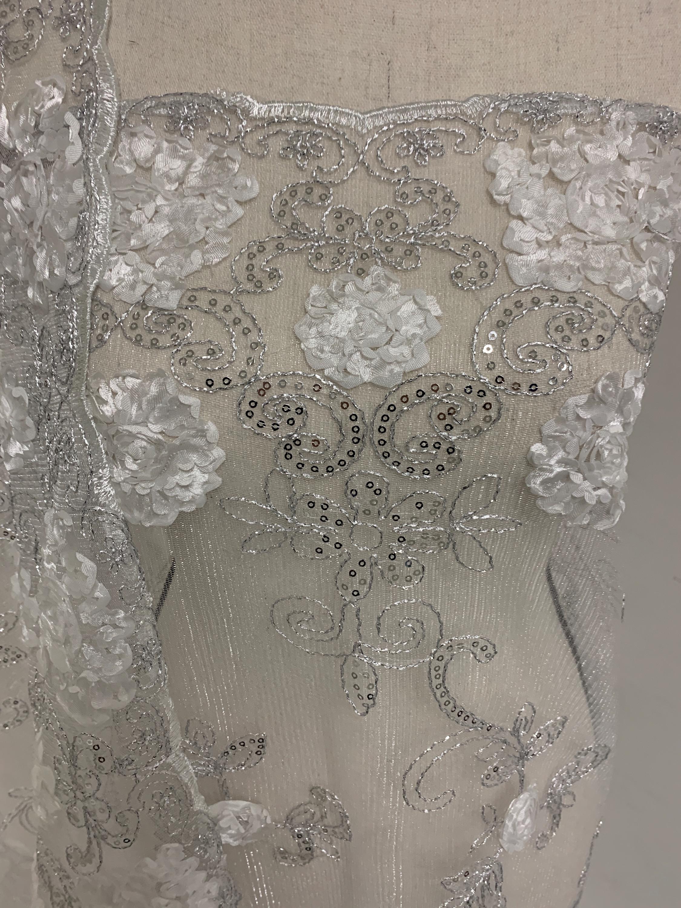 A 3 yards cut lace design 600 color white 49/50" double scalopped sequins embroidery. tela de encaje de color blanco