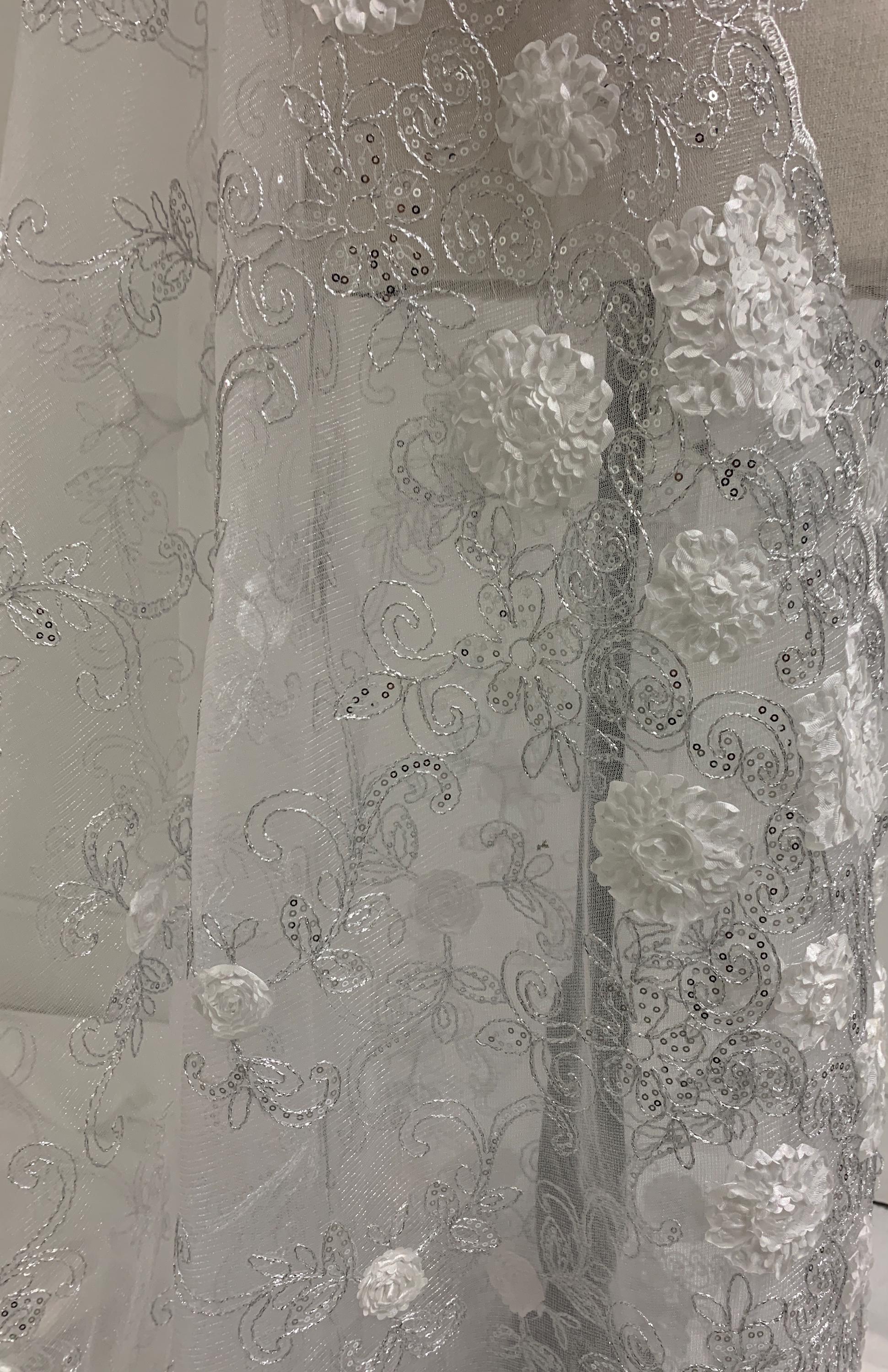 A 3 yards cut lace design 600 color white 49/50" double scalopped sequins embroidery. tela de encaje de color blanco