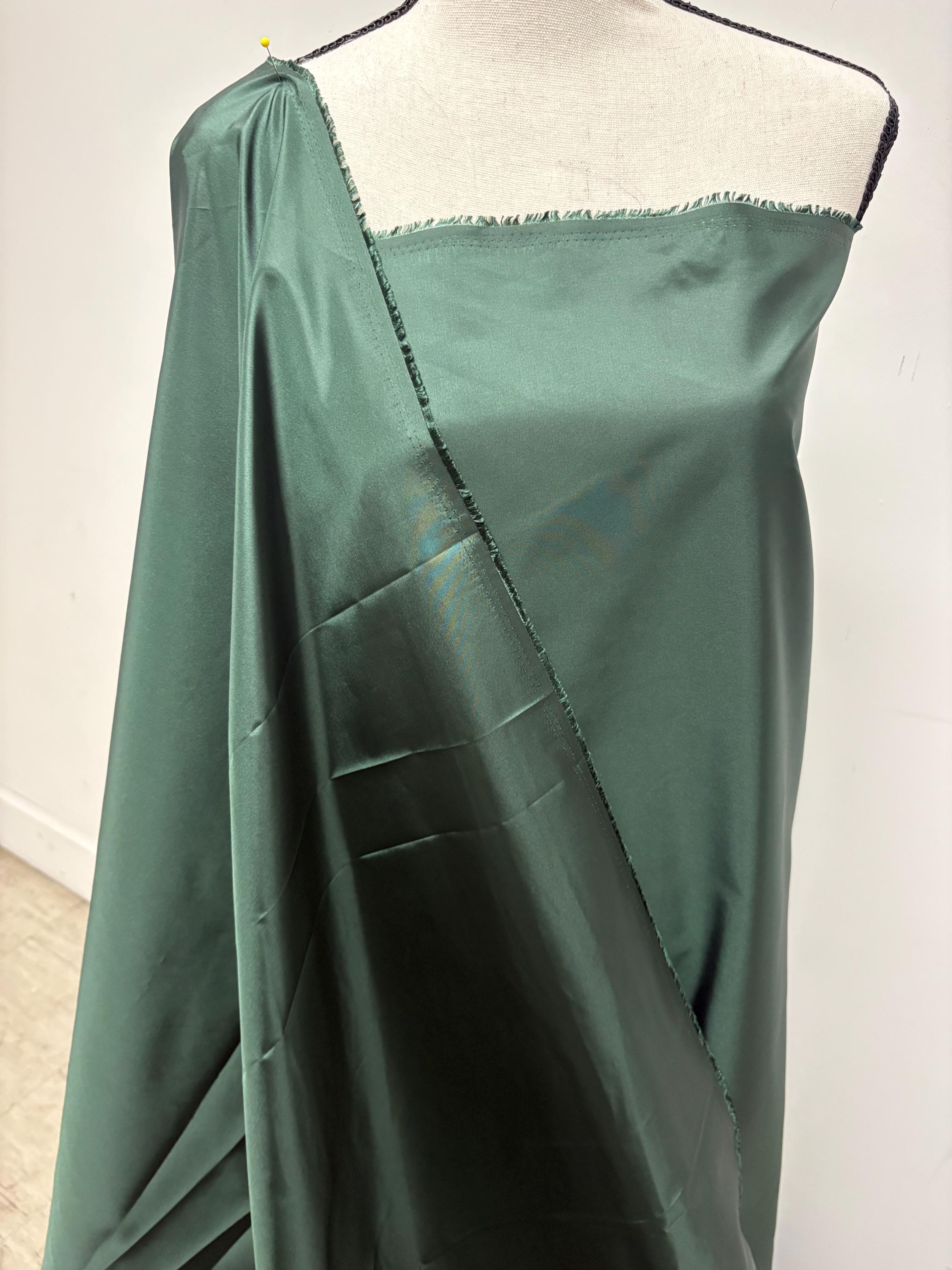 A 4 1/2 yards cut Hunter green Taffeta fabric . width 58" polyester fabric, great for party dress. free sample.
