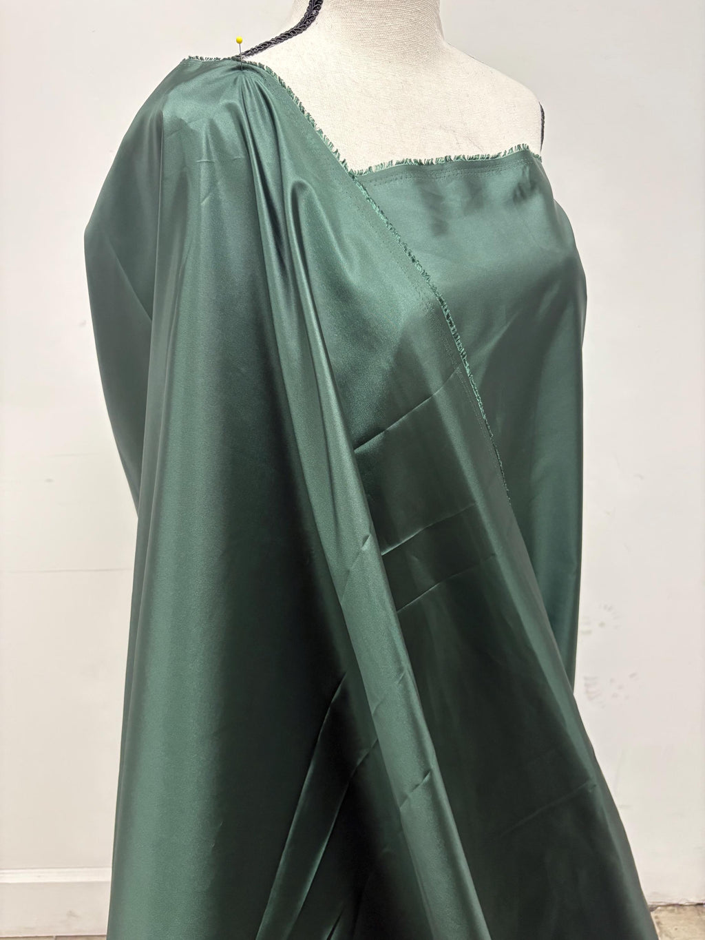 A 4 1/2 yards cut Hunter green Taffeta fabric . width 58" polyester fabric, great for party dress. free sample.