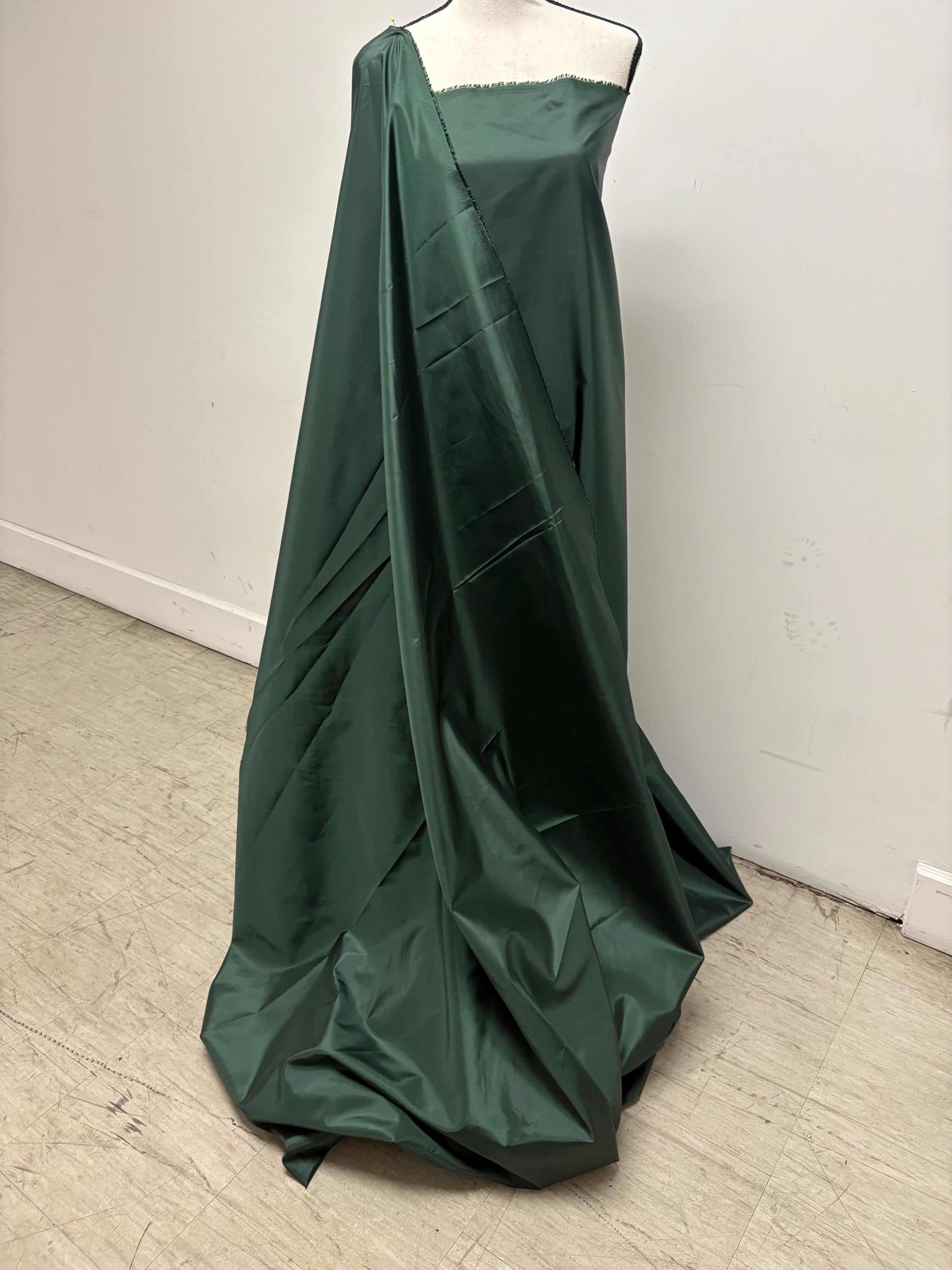 A 4 1/2 yards cut Hunter green Taffeta fabric . width 58" polyester fabric, great for party dress. free sample.