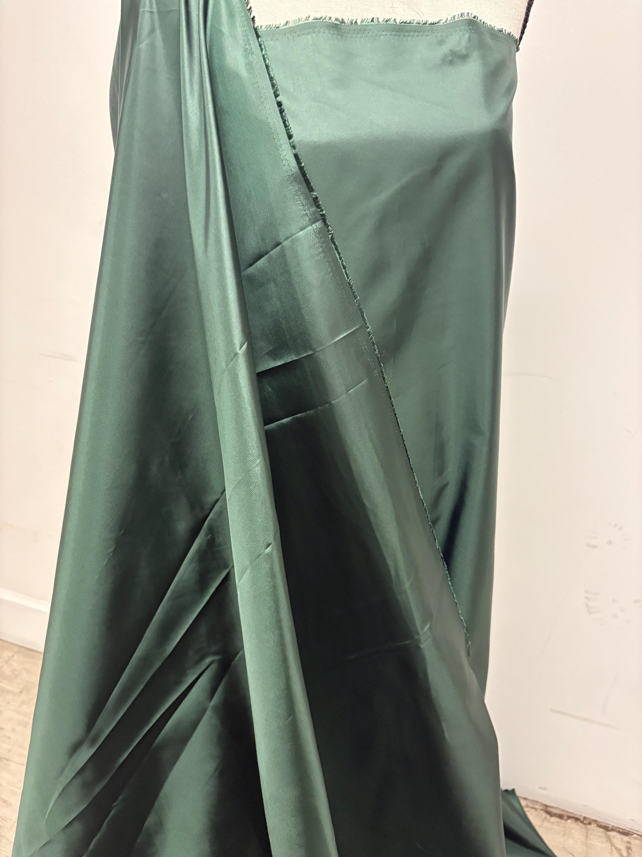 A 4 1/2 yards cut Hunter green Taffeta fabric . width 58" polyester fabric, great for party dress. free sample.