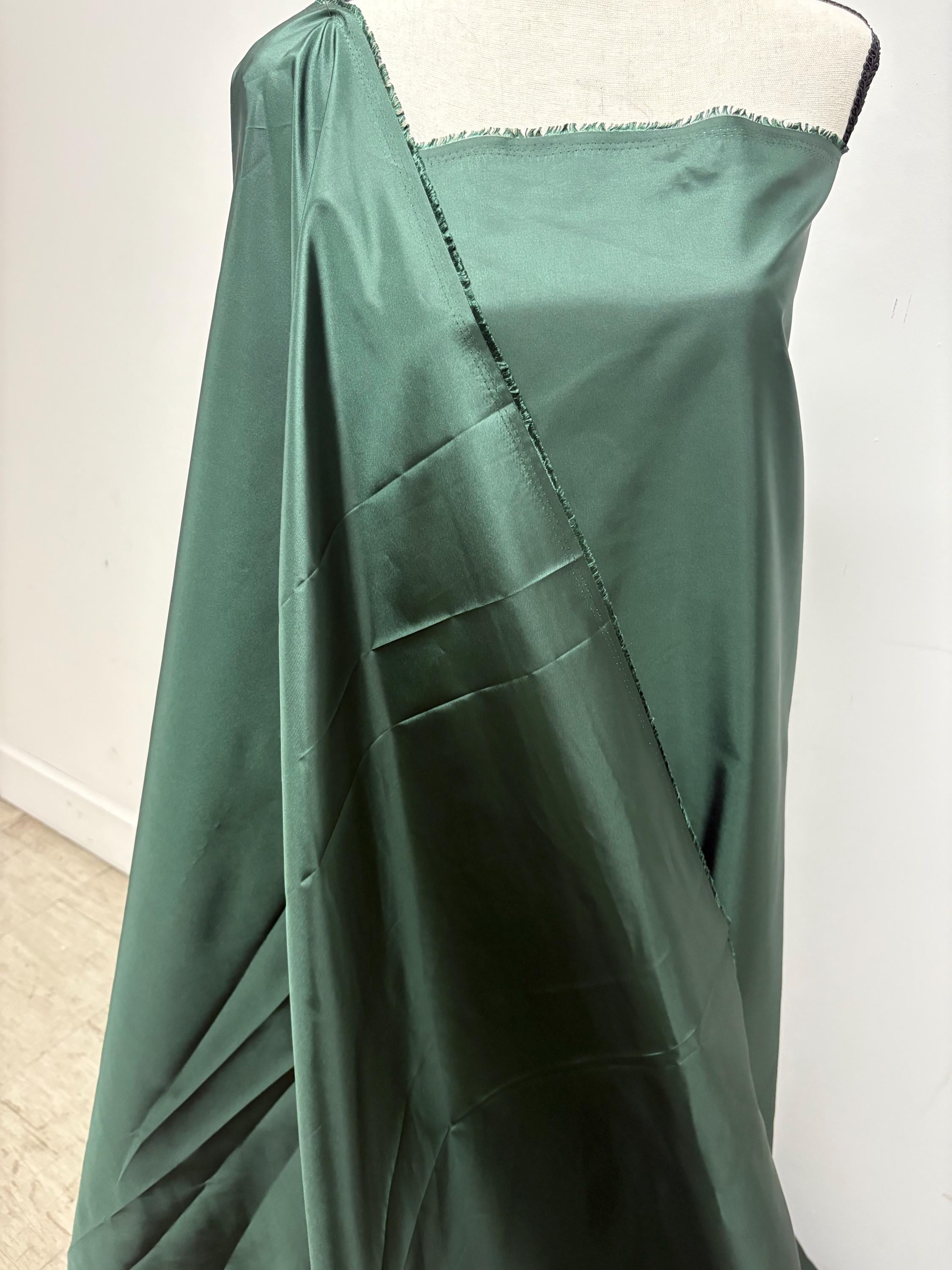 A 4 1/2 yards cut Hunter green Taffeta fabric . width 58" polyester fabric, great for party dress. free sample.